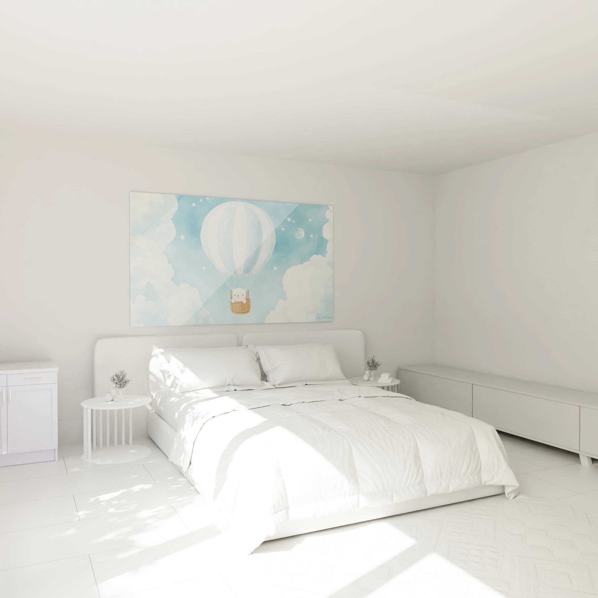 Kinderzimmer Wanddeko mit Heißluftballon Motiv über Kinderbett in blau-weißer Farbgestaltung