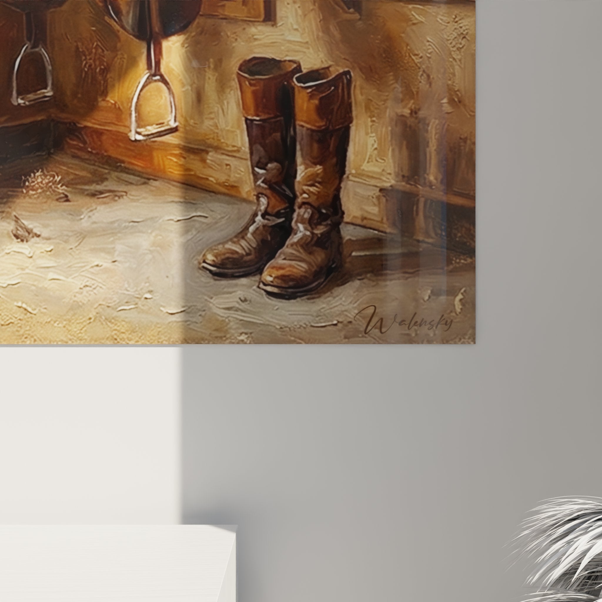 Gesamtansicht des Sattelkammer Wandbildes mit warmem Licht und traditioneller Reitausrüstung