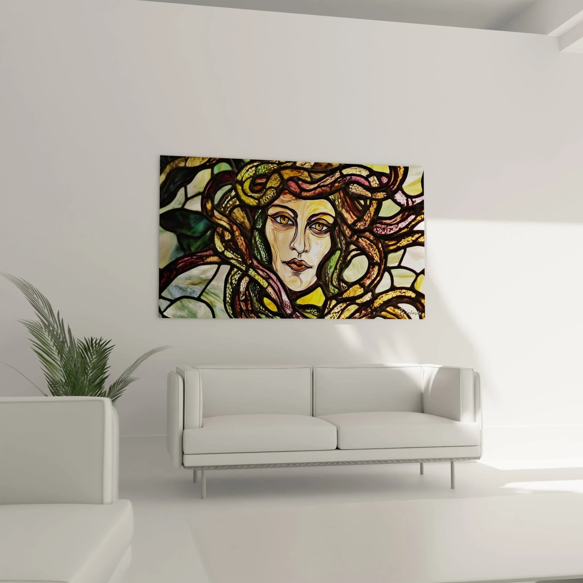 Detailansicht der Medusa zeigt kunstvolle Glasmalerei-Technik mit leuchtenden Farbsegmenten