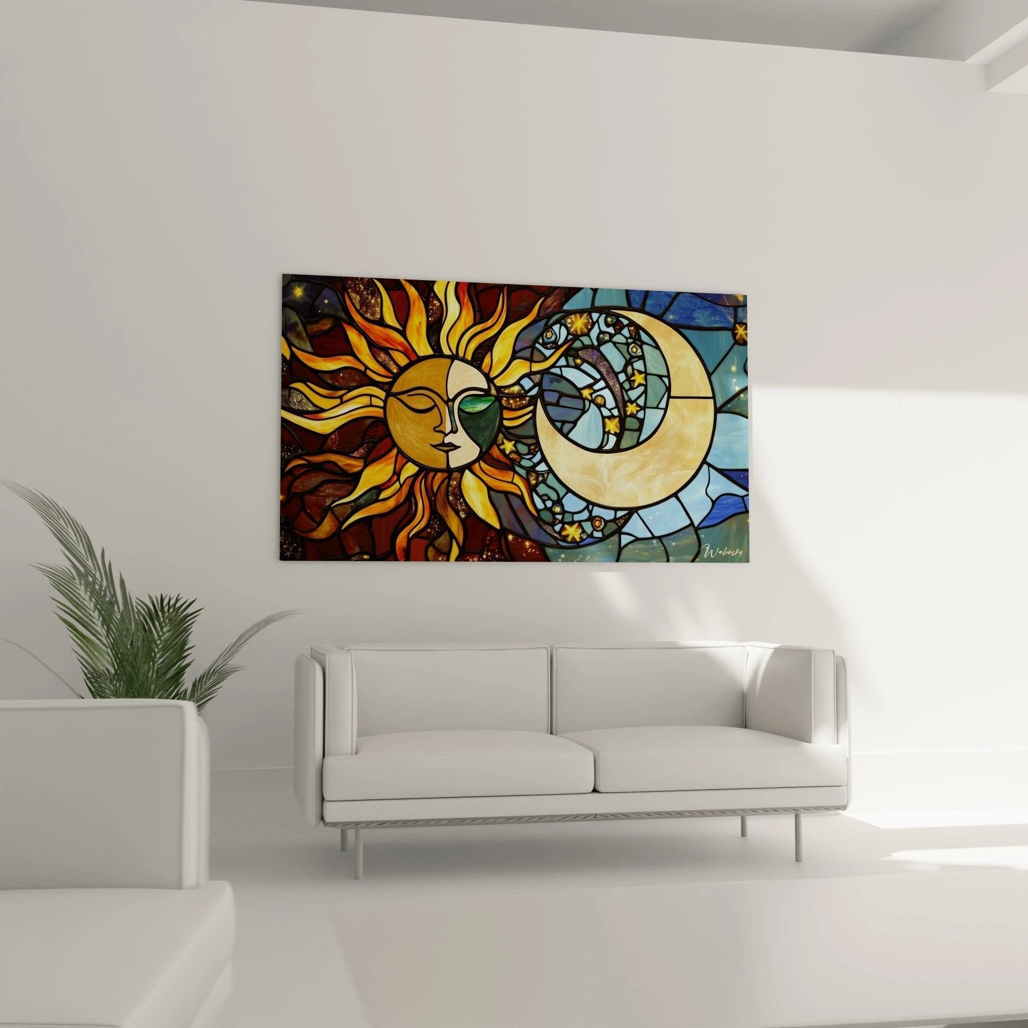 Nahaufnahme des Glasmalerei Wandbildes zeigt Details der Sonne und Mond Gesichter mit Bleilinien-Struktur