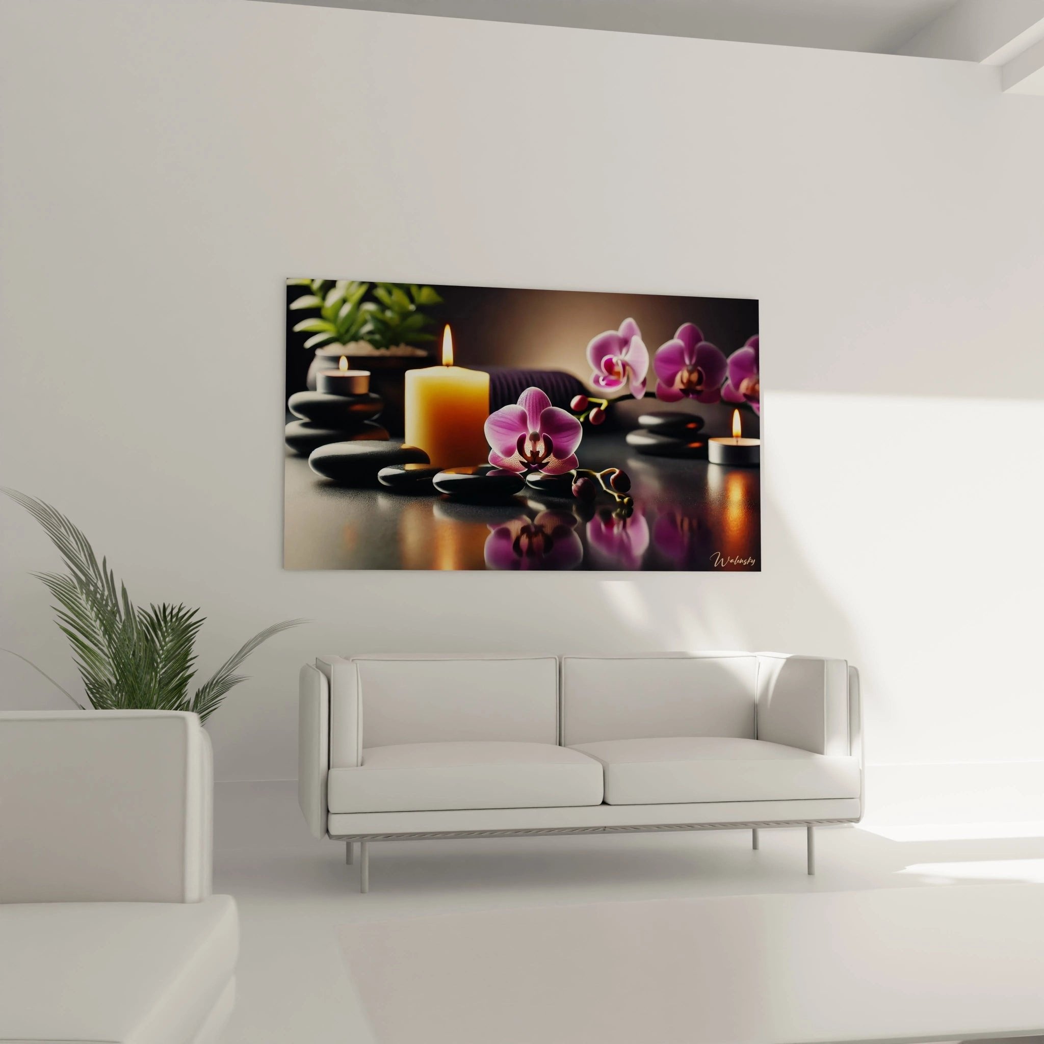 Detailansicht violette Orchidee mit schwarzen Hot Stones und warmem Kerzenschein im Spa-Ambiente