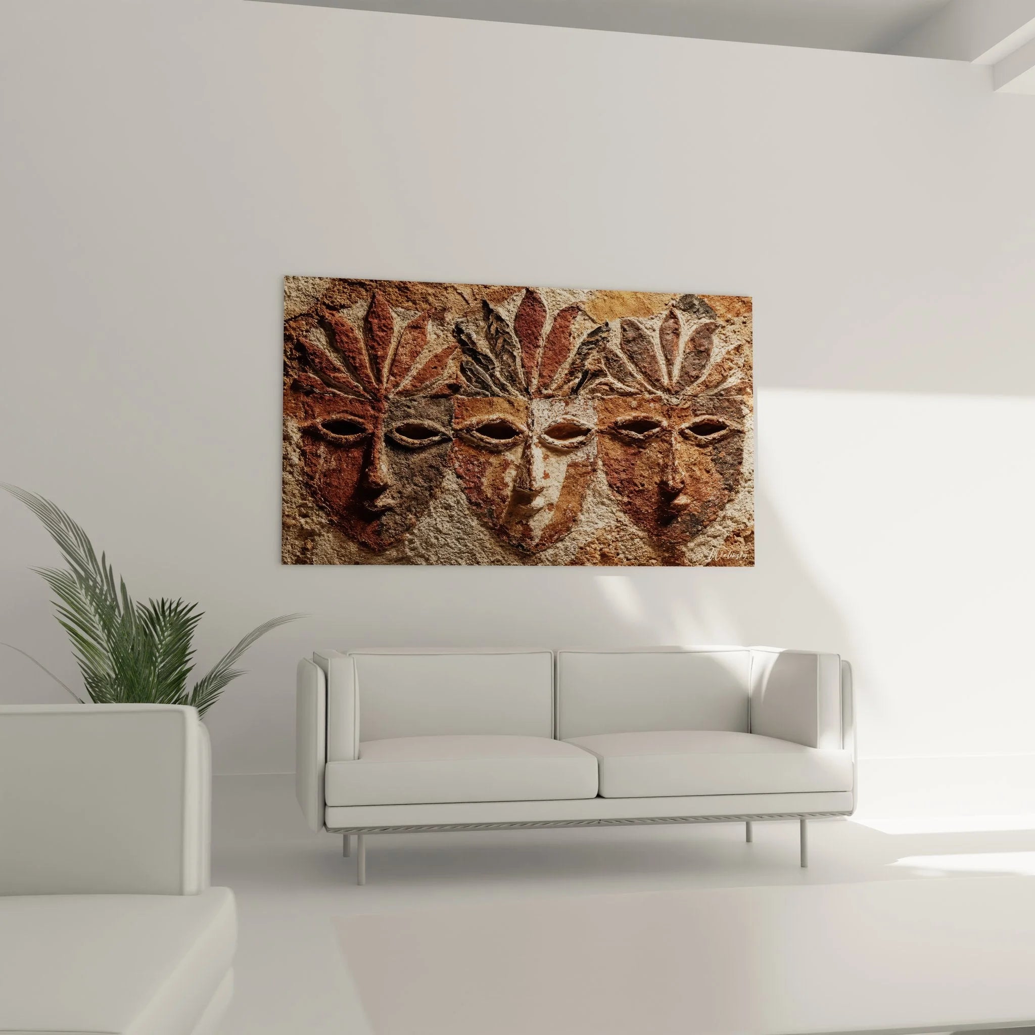 Detailansicht der gemeißelten Gesichtszüge afrikanischer Steinmasken