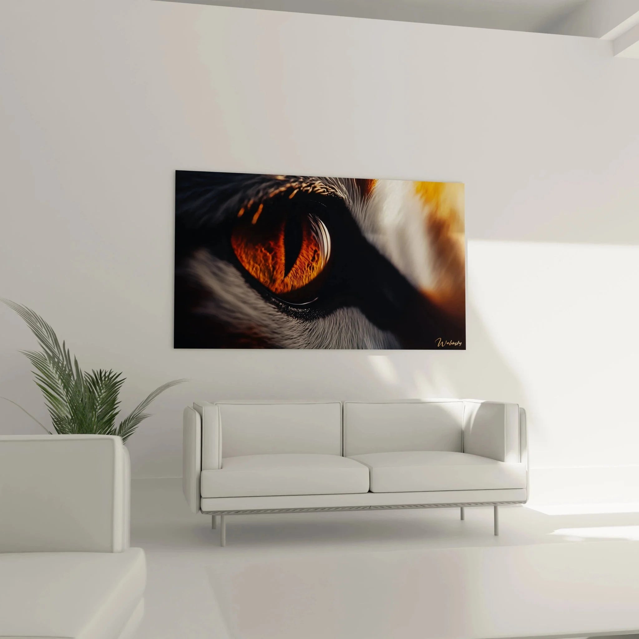 Detailaufnahme Eulenauge Wandbild - bernsteinfarbene Iris mit goldenen Nuancen und Federstruktur