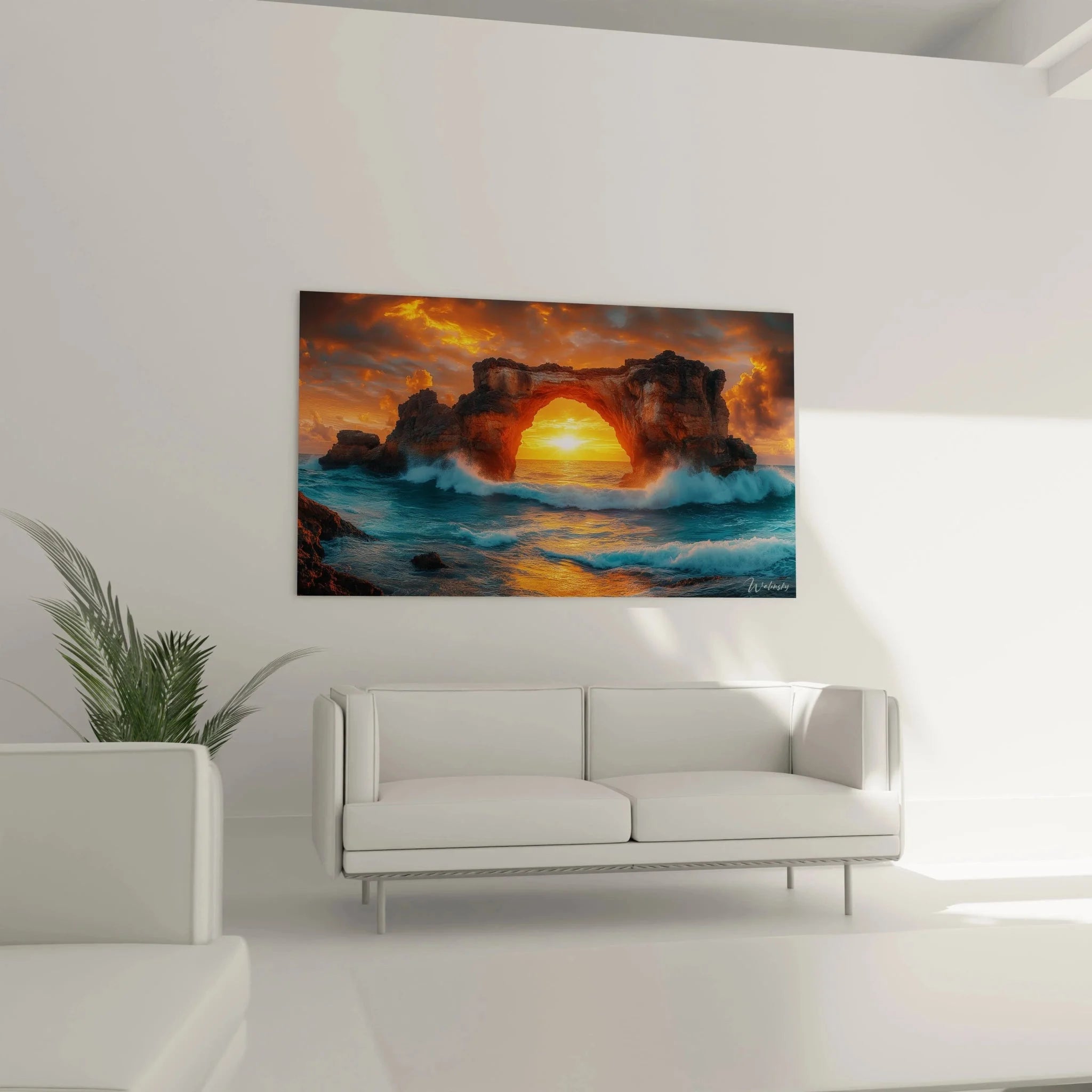 Nahaufnahme Felsbogen Detail mit Sonnenuntergang und Gischt der Meereswellen im warmen Licht