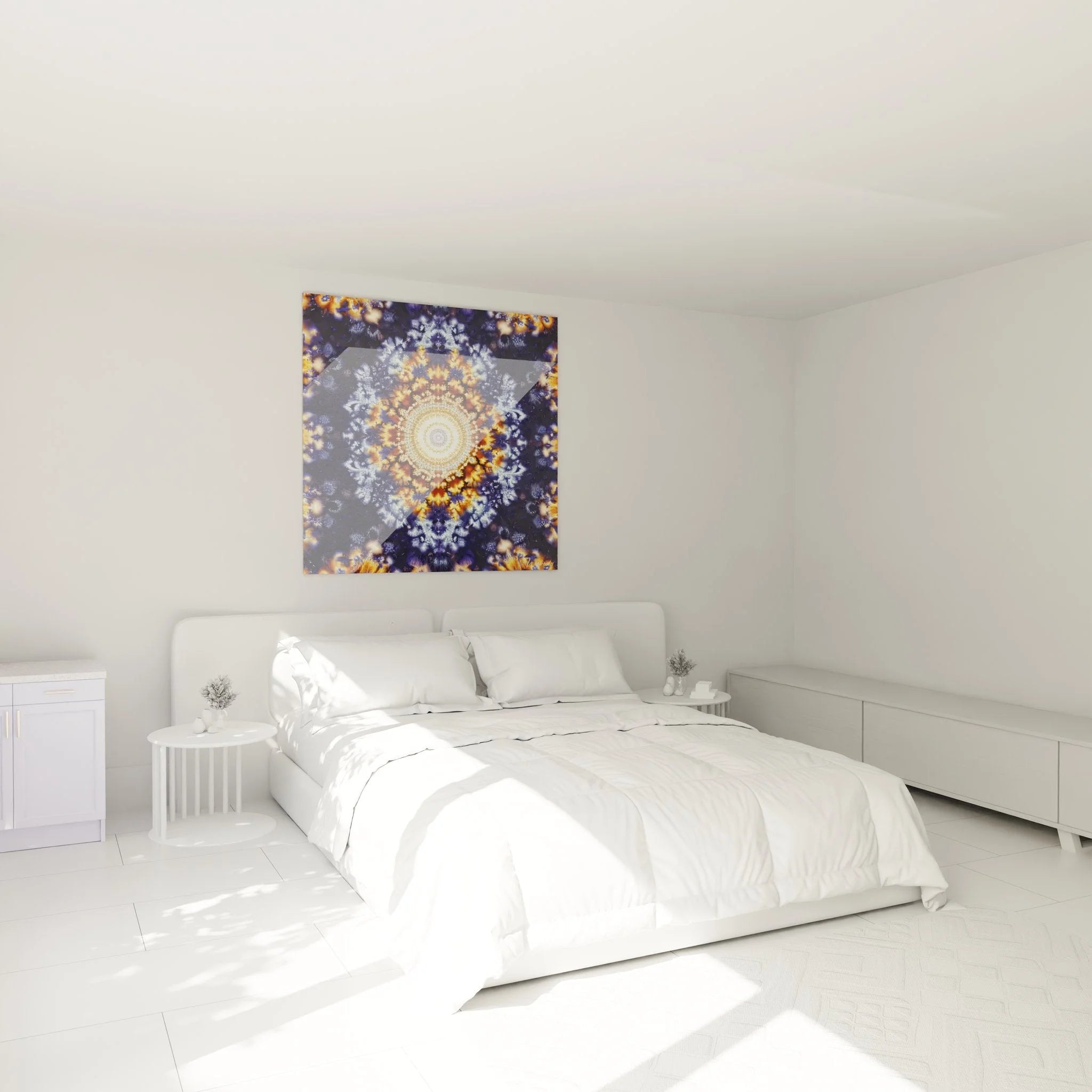 Fraktal Mandala Wandbild in Schlafzimmer Ambiente mit warmen Goldtönen und beruhigender Ausstrahlung