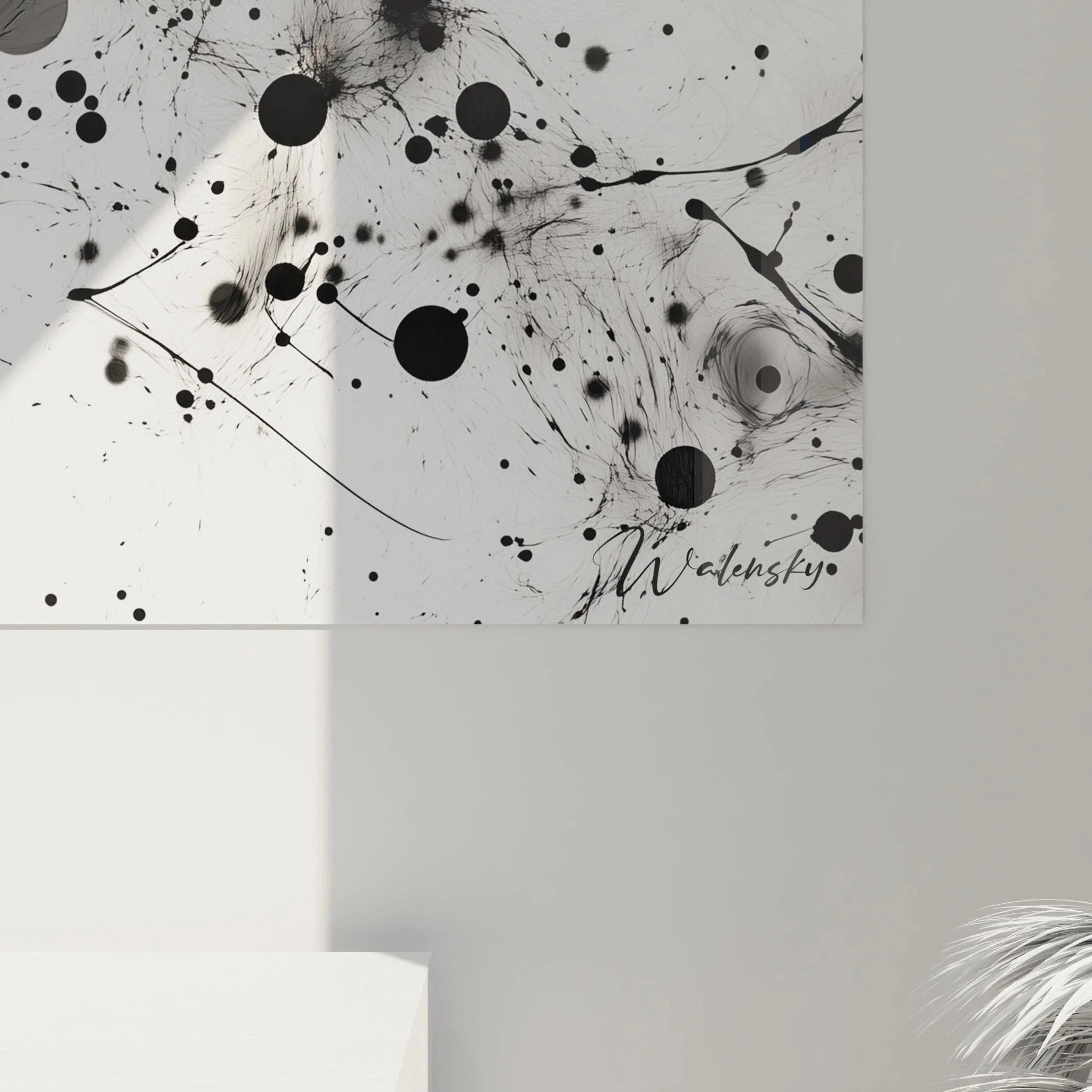 Gesamtansicht abstraktes Wandbild mit wissenschaftlichen Motiven in Schwarz-Weiß