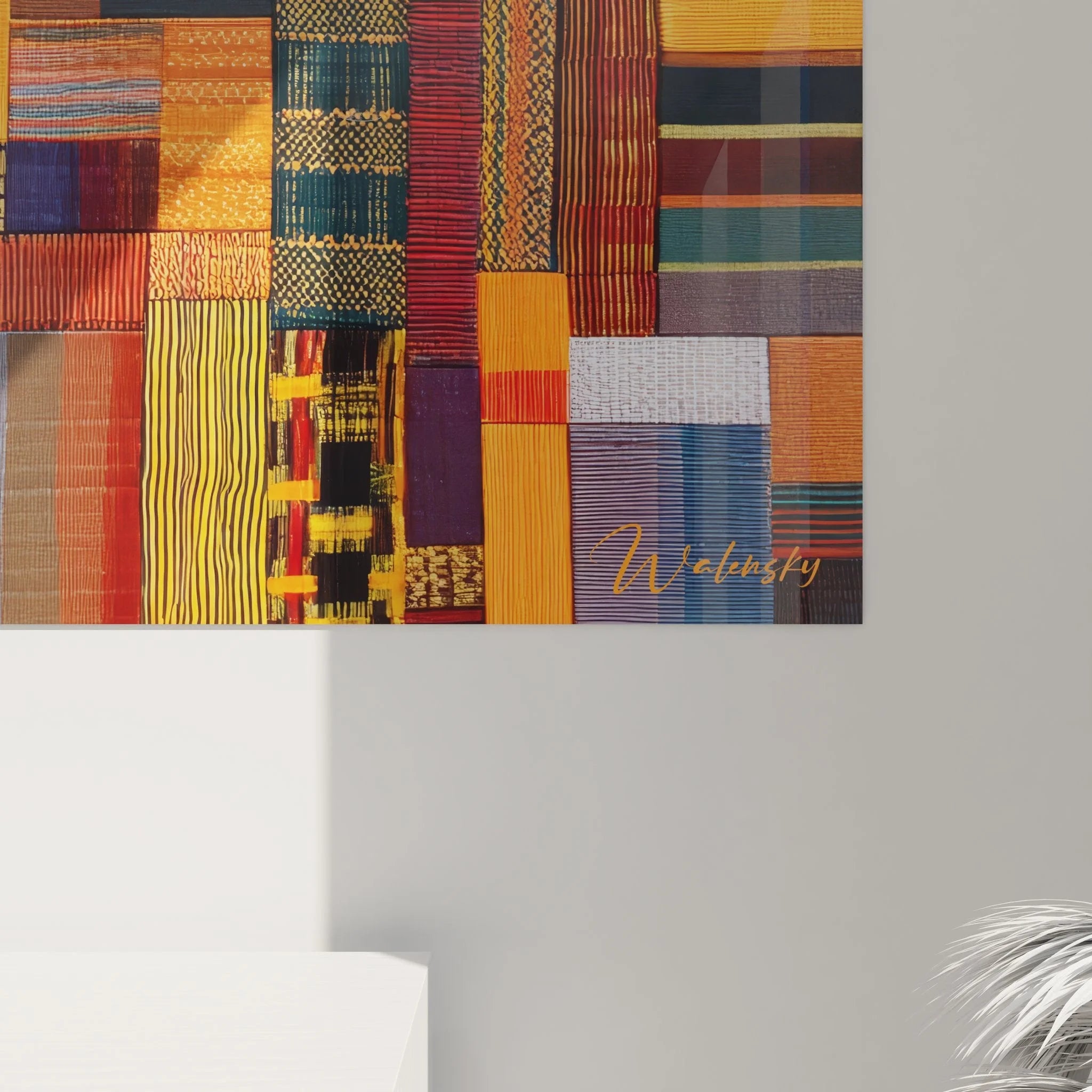 Gesamtansicht des großformatigen Wandbildes mit afrikanischen Stoffmustern an weißer Wand