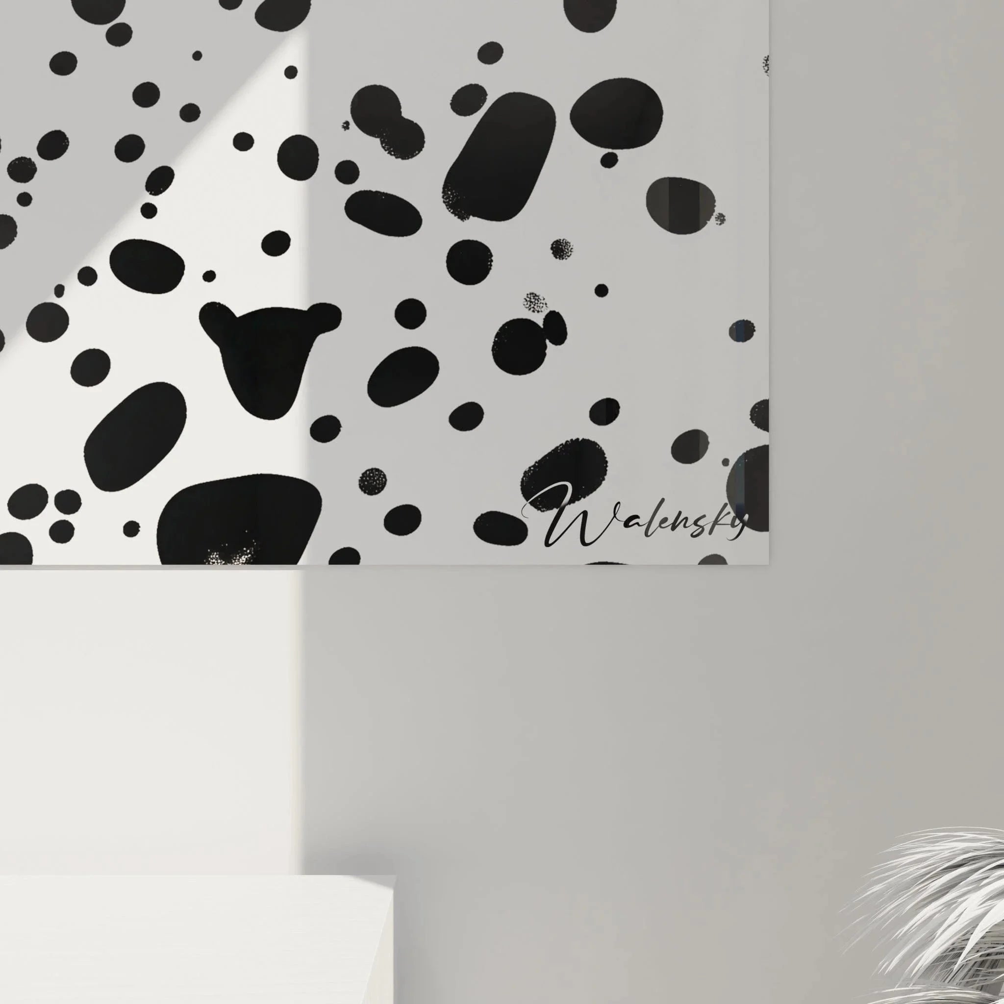 Gesamtansicht Wandbild Dalmatiner Optik mit schwarzen Punkten verschiedener Größen auf weißer Leinwand