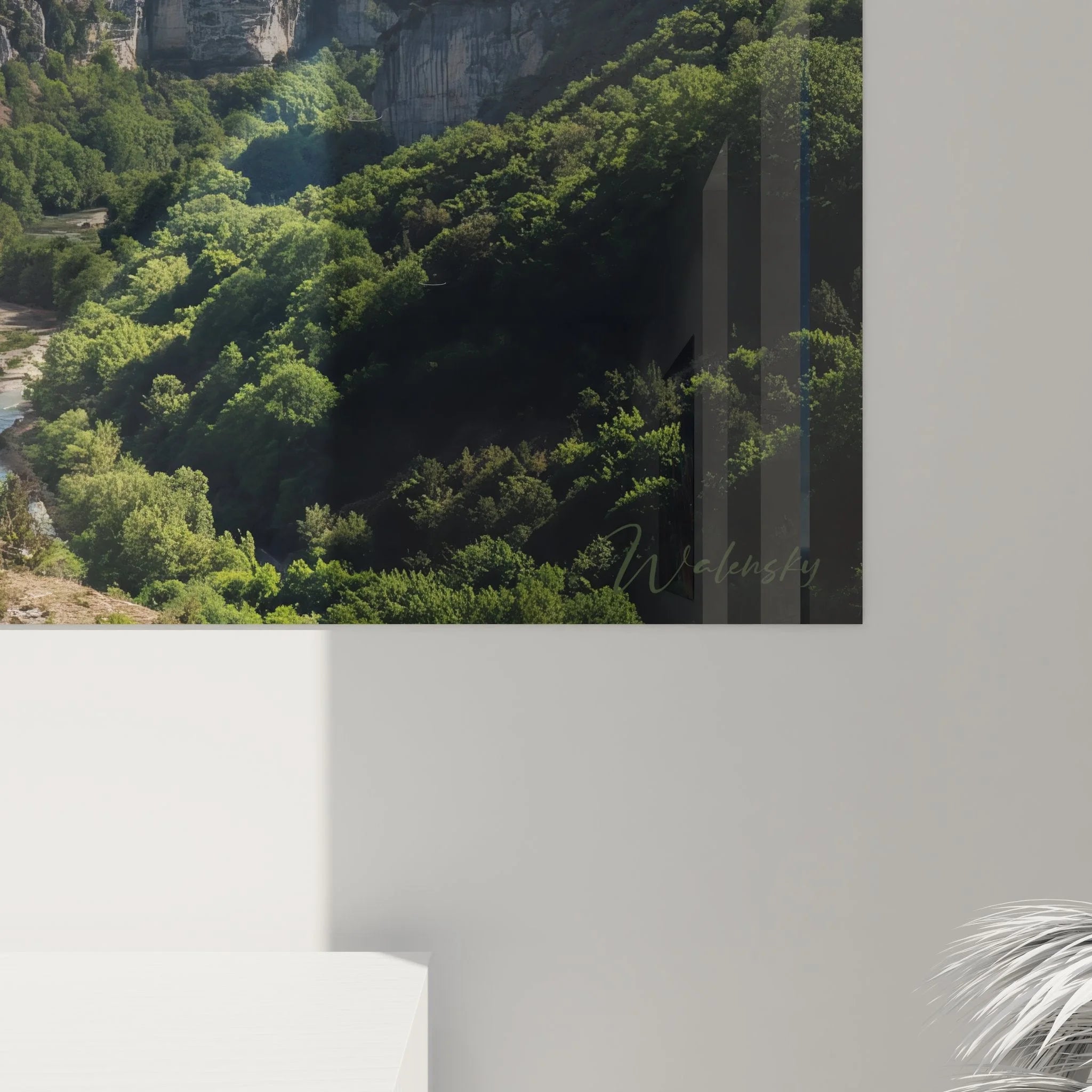 Gesamtansicht Wandbild Schlucht mit imposanten Felsformationen und smaragdgrünem Fluss