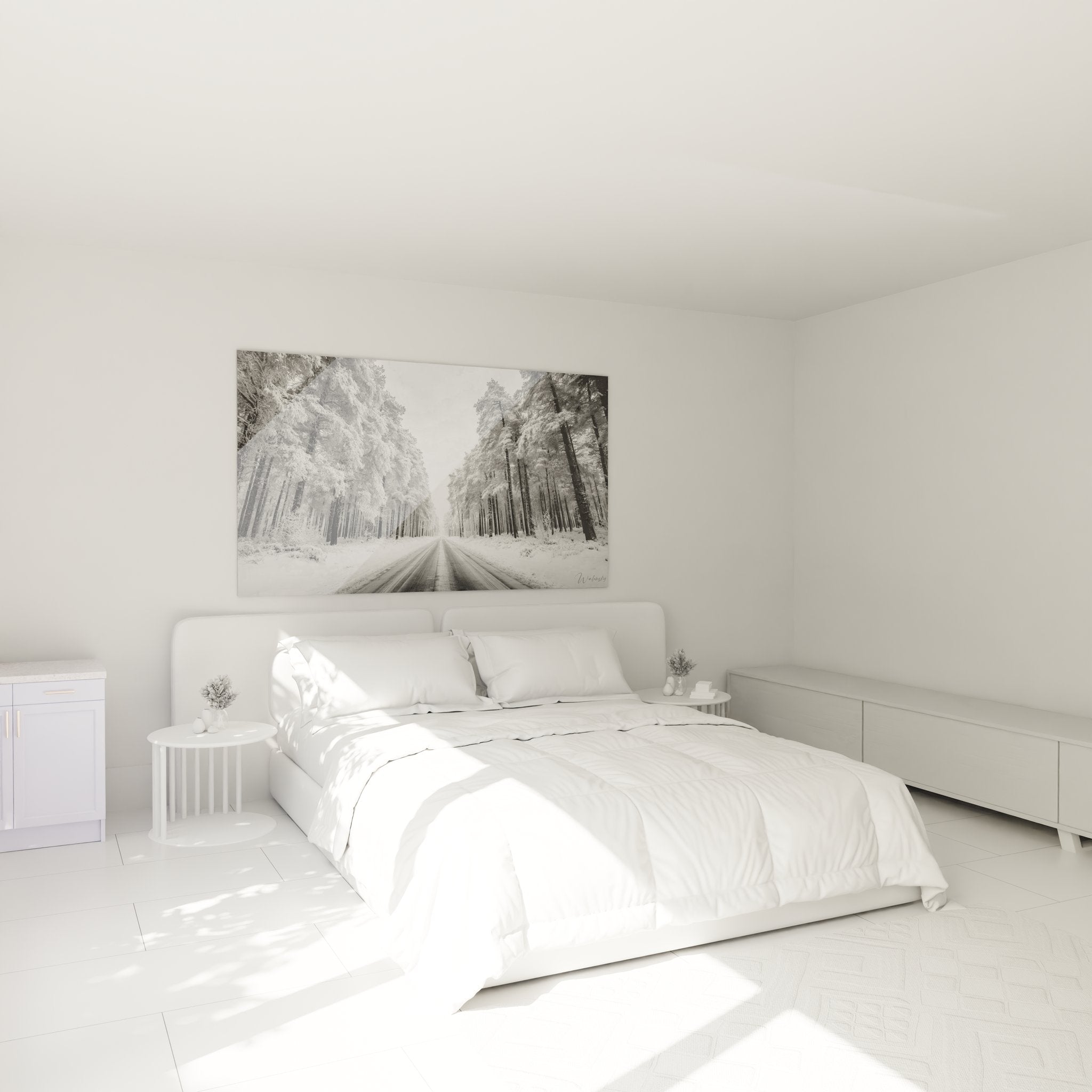 Winterlandschaft Wandbild im Schlafzimmer - verschneite Straße durch Nadelwald in schwarz-weiß