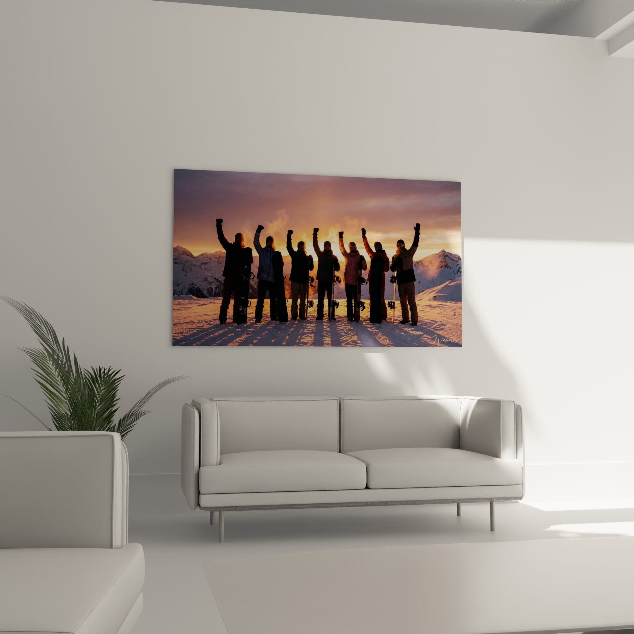 Detailansicht der jubelnden Snowboarder-Silhouetten vor dramatischem orange-violettem Abendhimmel