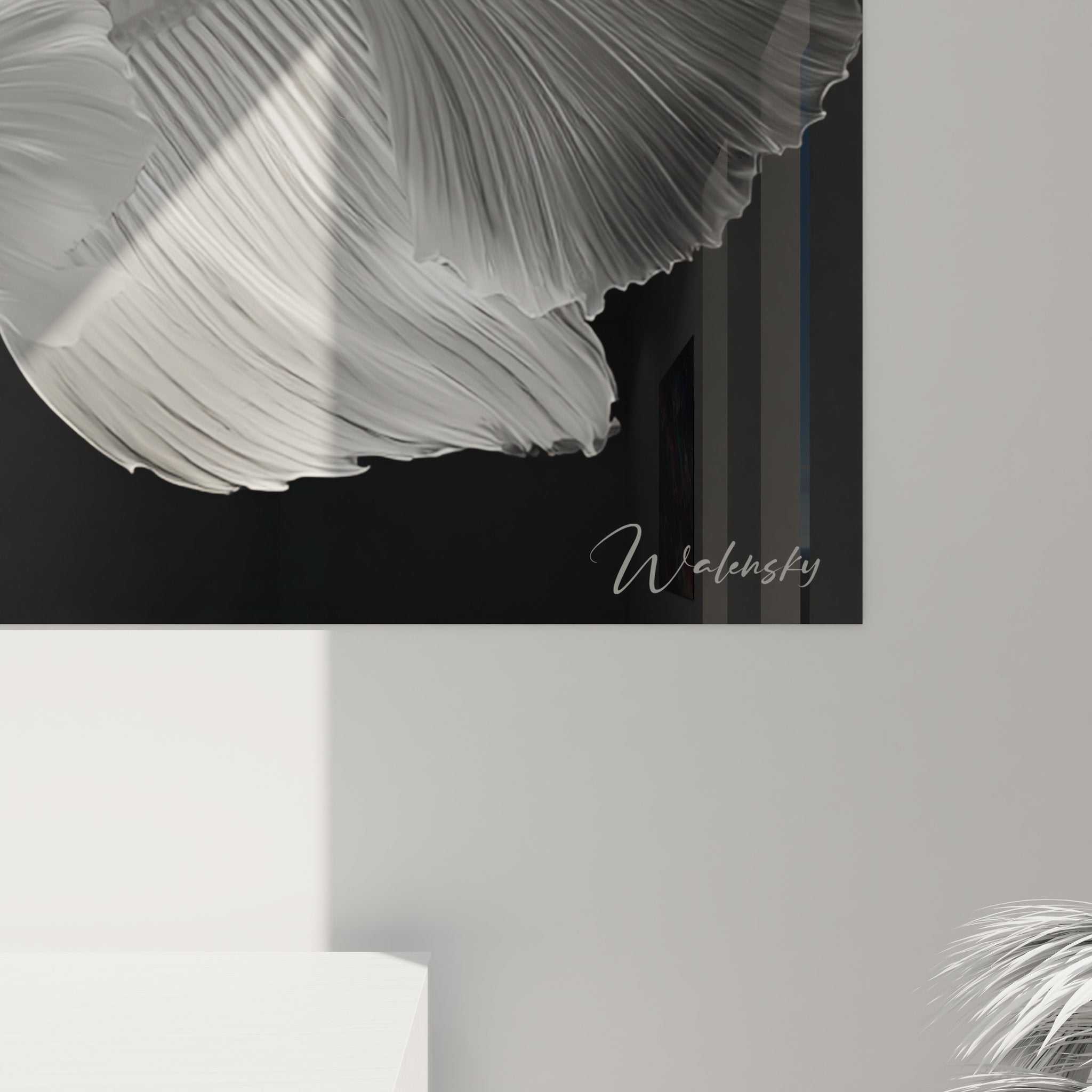 Gesamtansicht des aquatischen Wandbildes mit zwei tanzenden Kampffischen in monochromer Ästhetik