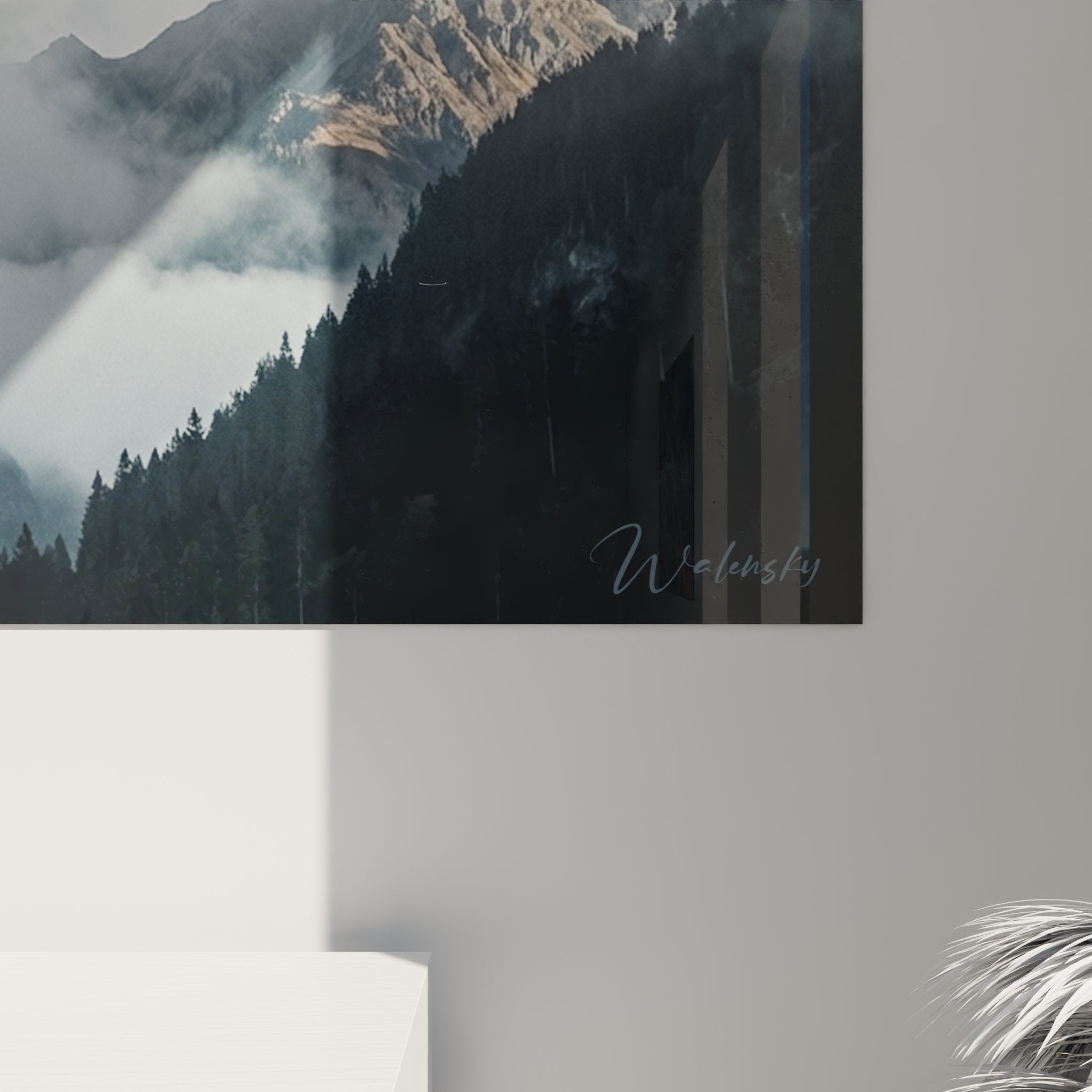 Gesamtansicht des Adler Ski Wandbildes mit dramatischer Bergkulisse und mystischer Wolkenstimmung