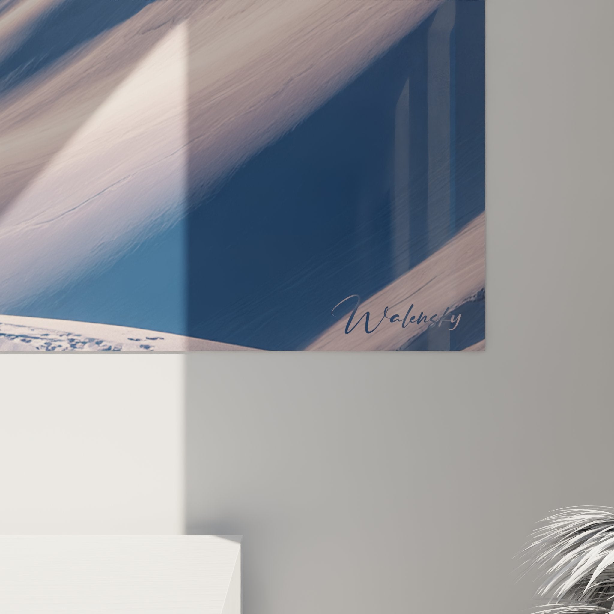 Gesamtansicht Skifahrer Berglandschaft Wandbild mit warmem Winterlicht und Bergketten