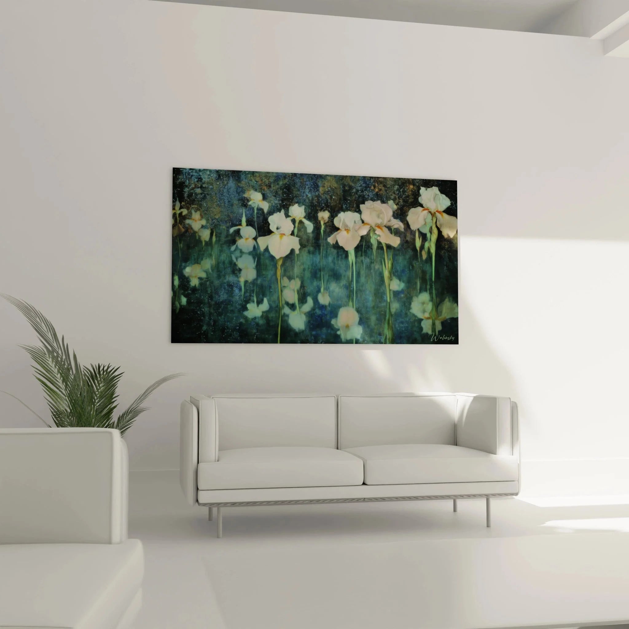 Detailansicht symbolistische Iris-Blüten mit zarten Gelb-Rosa Akzenten und Wasserspiegelung