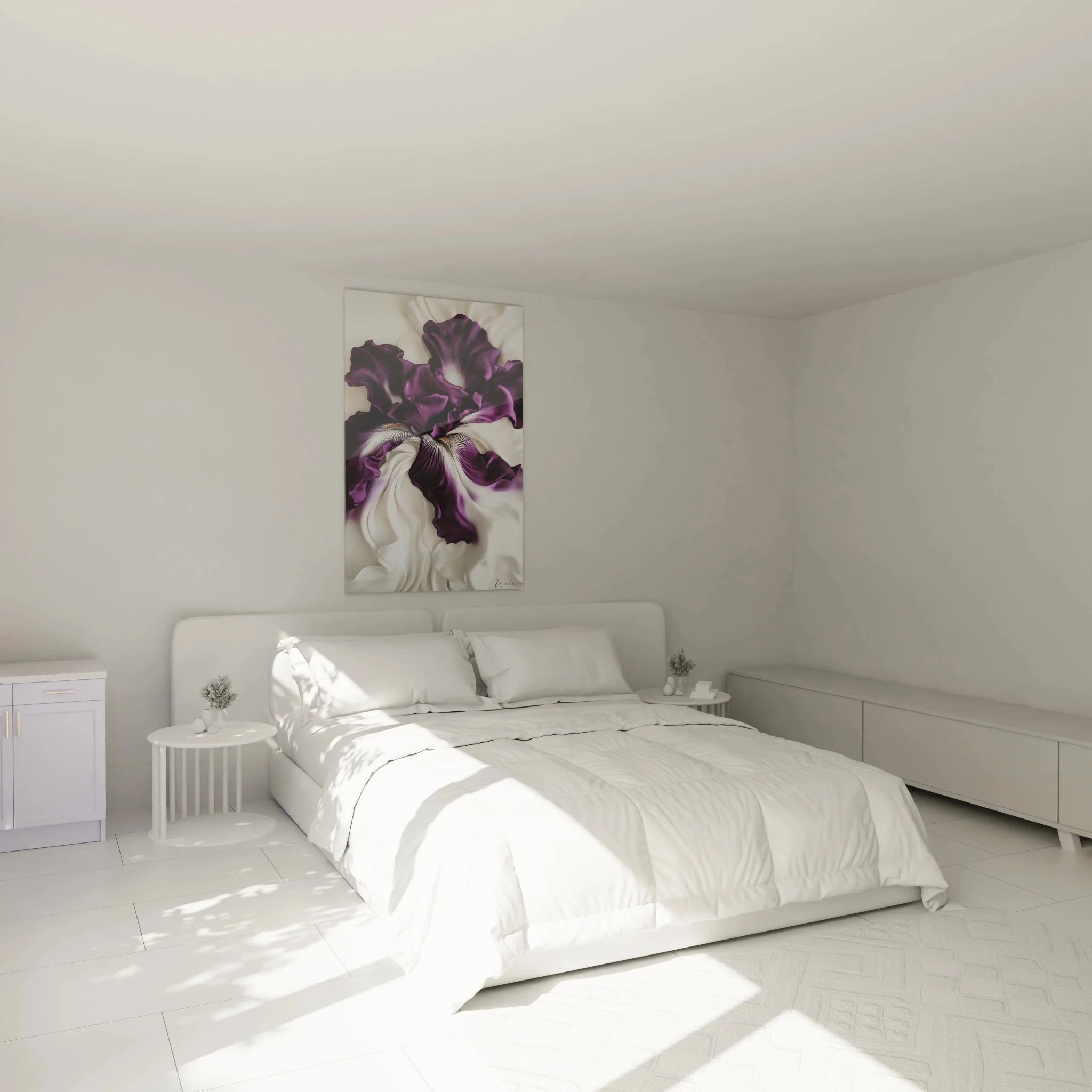 Lila Iris Wandbild in elegantem Schlafzimmer - Schwertlilie Kunstdruck als stilvolle Wandgestaltung