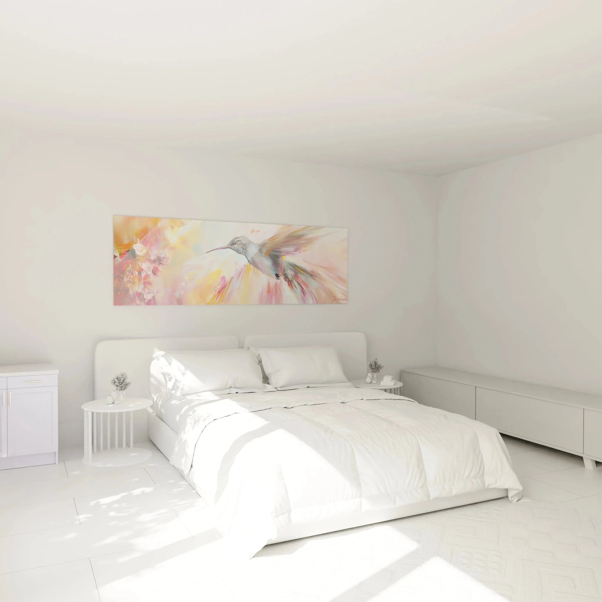 Kolibri Wandbild in modernem Schlafzimmer über Bett mit warmer Farbgebung und Blütenmotiven