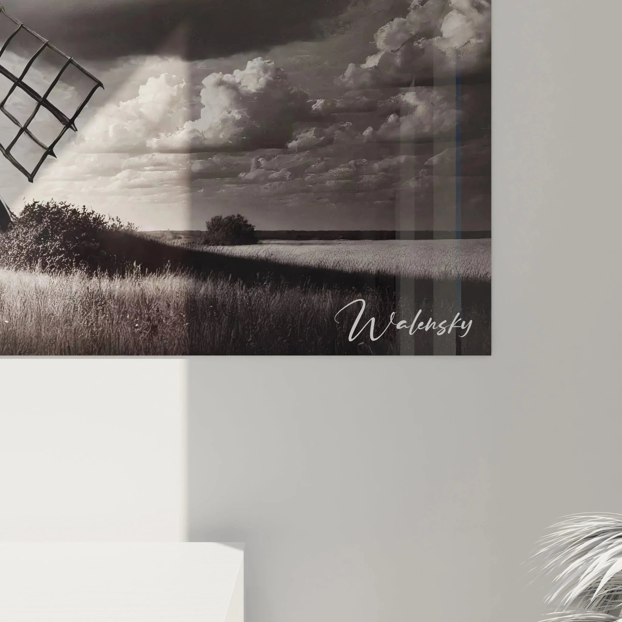 Gesamtansicht Windmühle Landschaftsbild - majestätische Mühle unter dramatischen Wolken