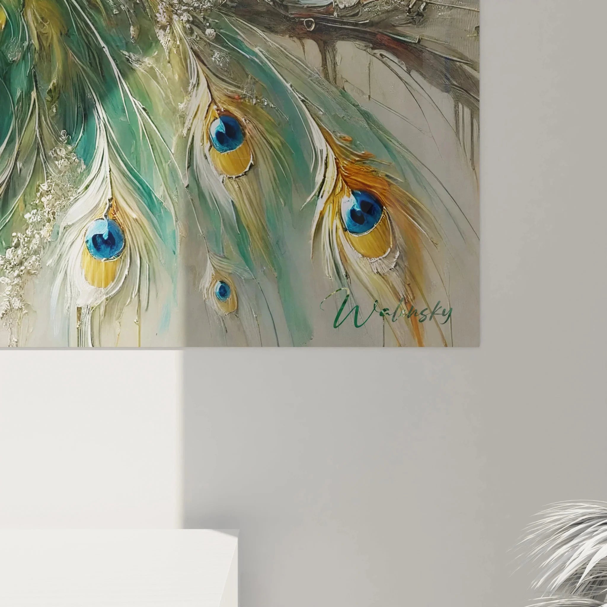 Gesamtansicht des modernen Pfau Wandbildes mit fließender Federkomposition auf Leinwand