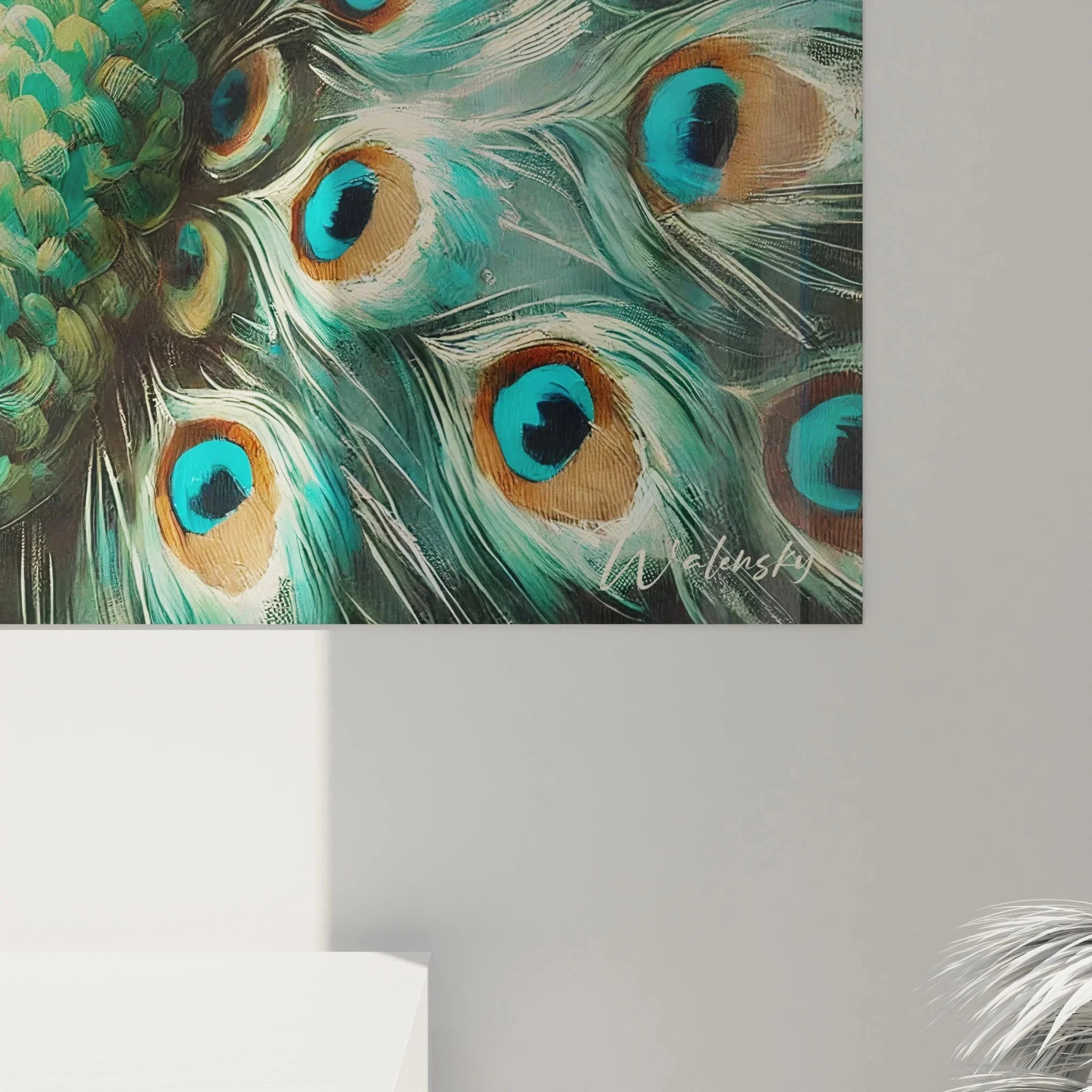 Gesamtansicht majestätischer Pfau Wanddekoration mit ausgebreitetem Federkleid