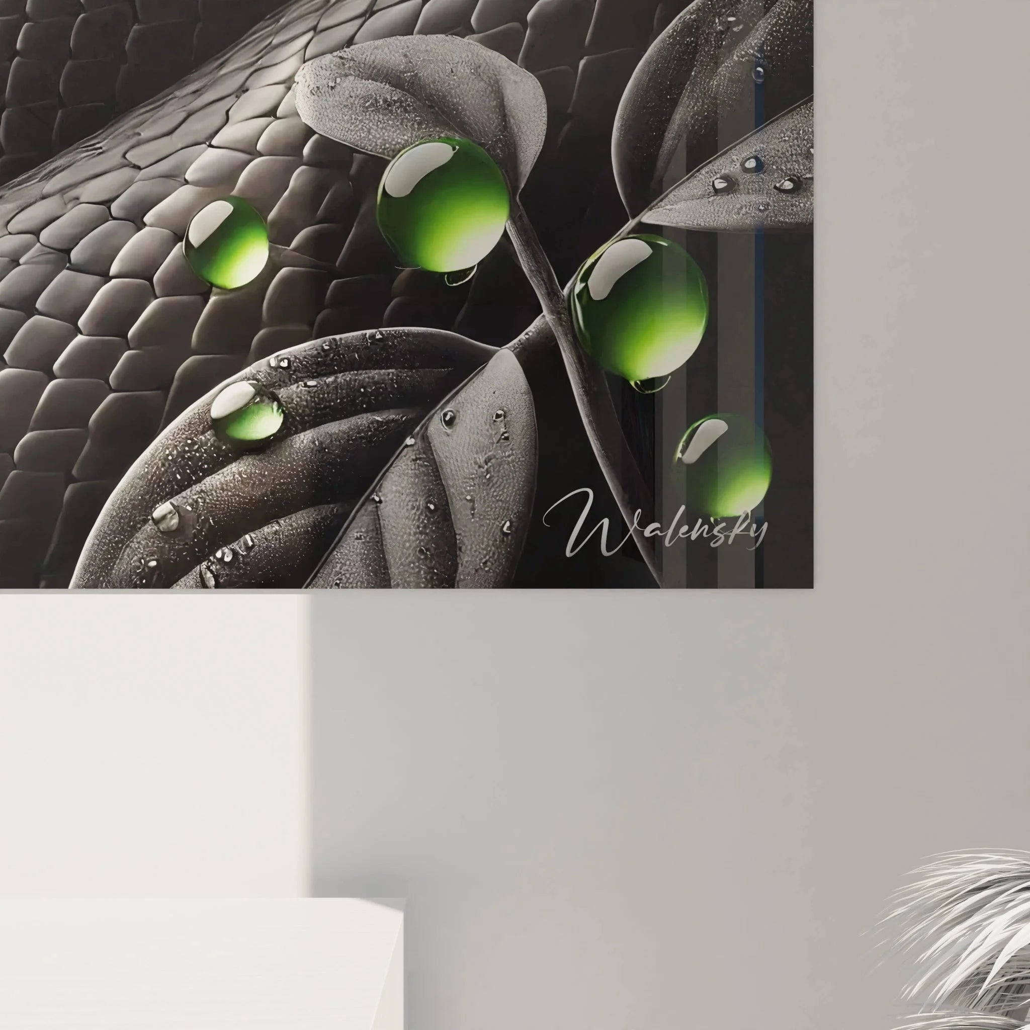 Gesamtansicht des mystischen Schlangen Wandbildes mit grünen Augen und natürlicher Blätterdekoration