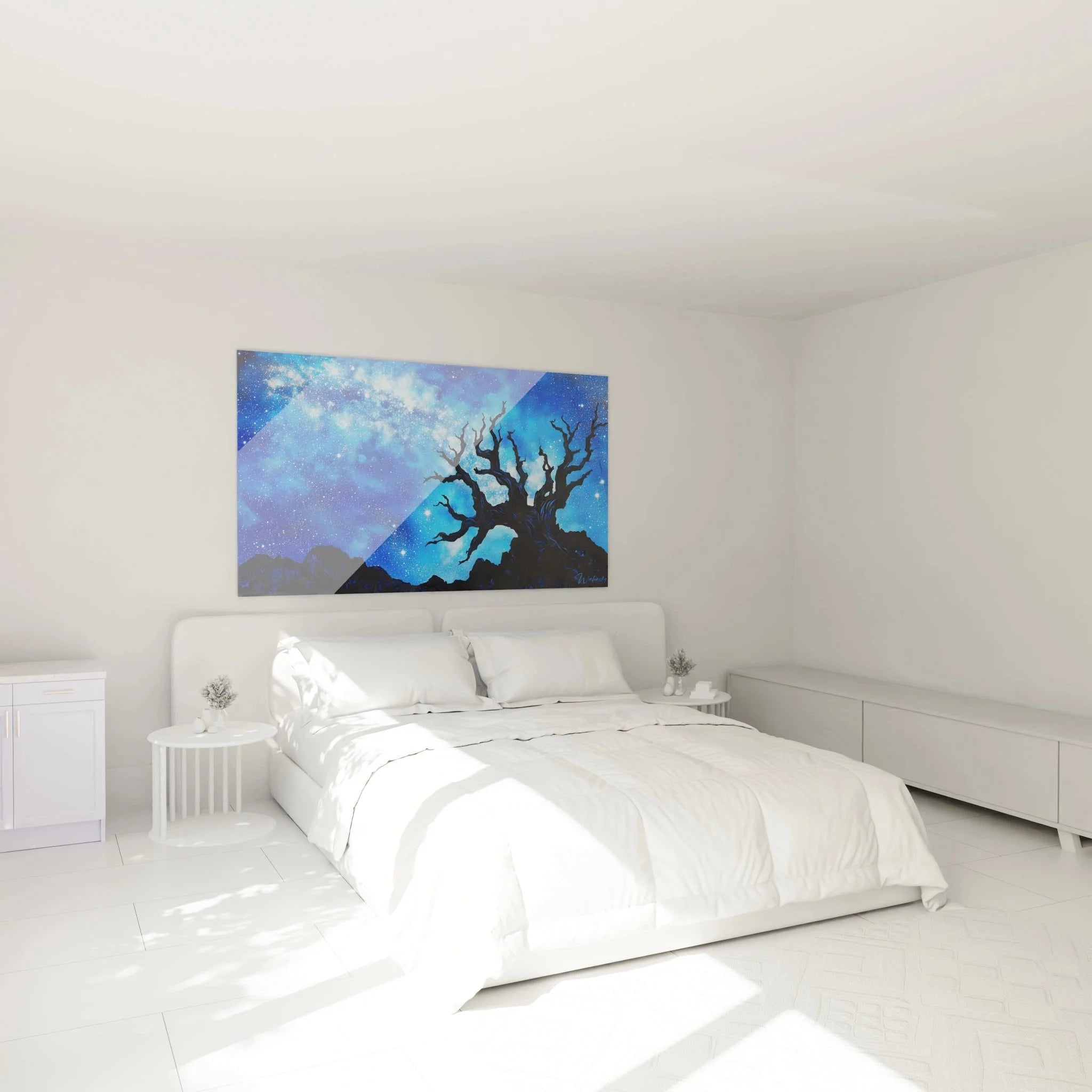 Sternenhimmel Wandbild mit Baum in modernem Schlafzimmer - atmosphärische Wanddekoration Nachtmotiv