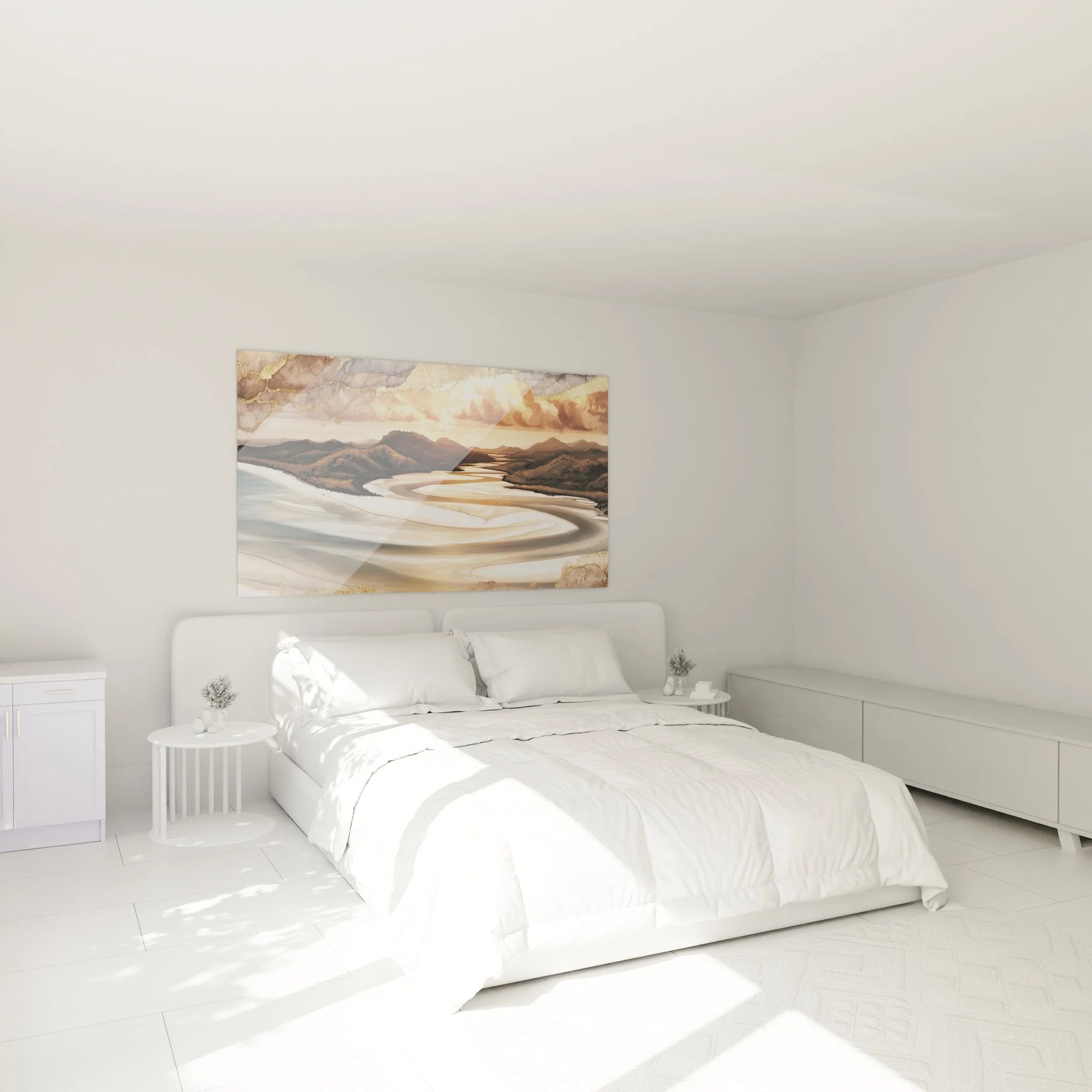 Abstraktes Strand Wandbild im Schlafzimmer mit warmen Goldtönen und beruhigender Atmosphäre