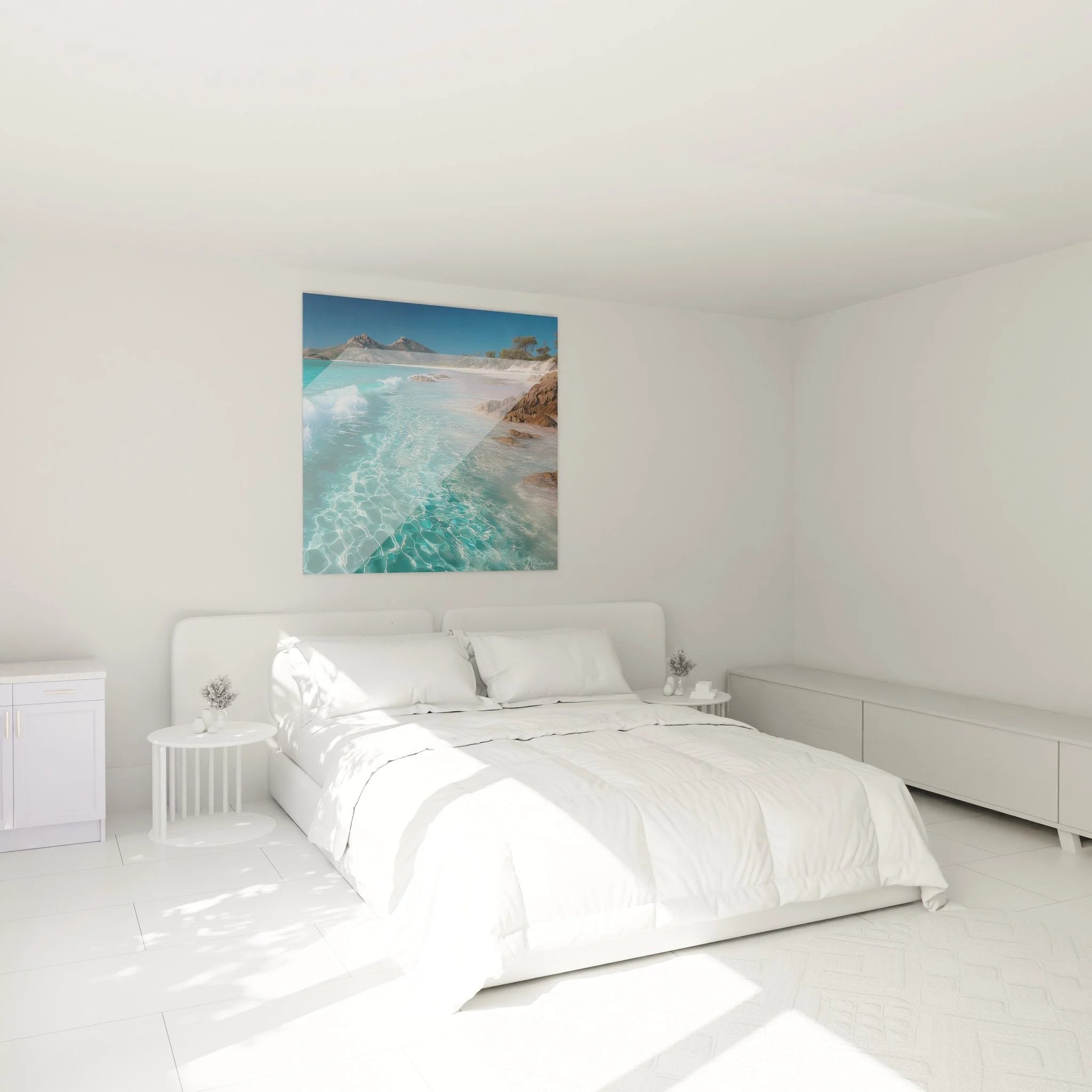 Wanddeko tropischer Strand im Schlafzimmer mit türkiser Meeresbucht und Felsenküste als beruhigendes Wandbild