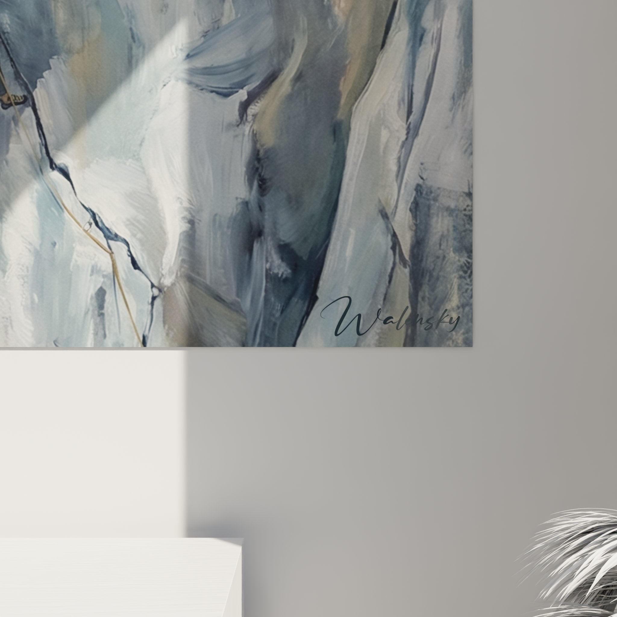 Gesamtansicht Wandbild Felswand Klettern - dramatische Perspektive von unten zeigt Kletterer an vertikaler Bergwand