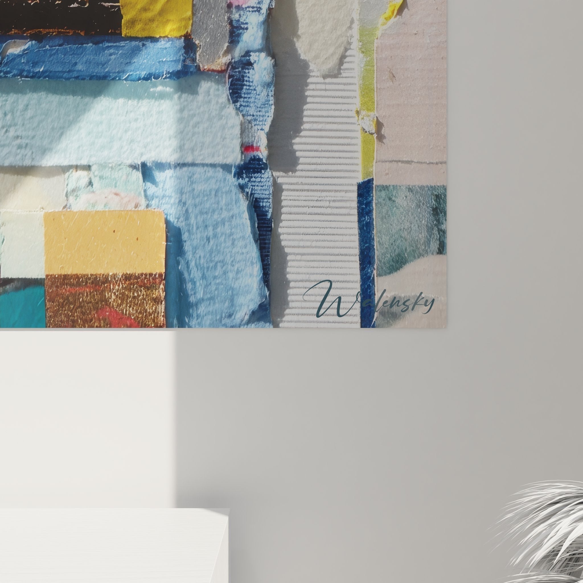 Perspektivische Ansicht des Materialcollage Wandbildes mit Schattenwurf auf weißer Wand