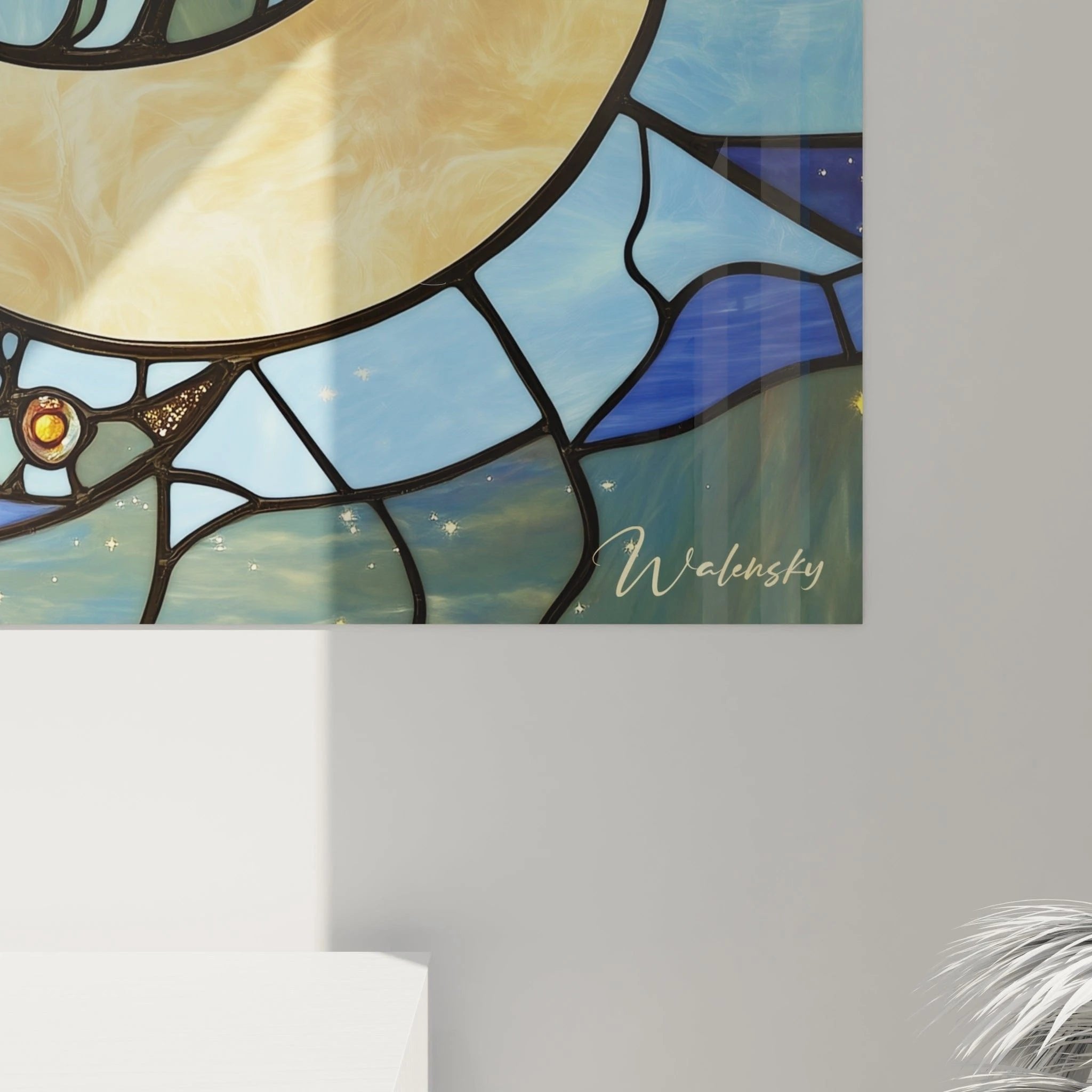 Gesamtansicht des kosmischen Glasmalerei Wandbildes mit Sonne, Mond und Sternen in leuchtender Optik