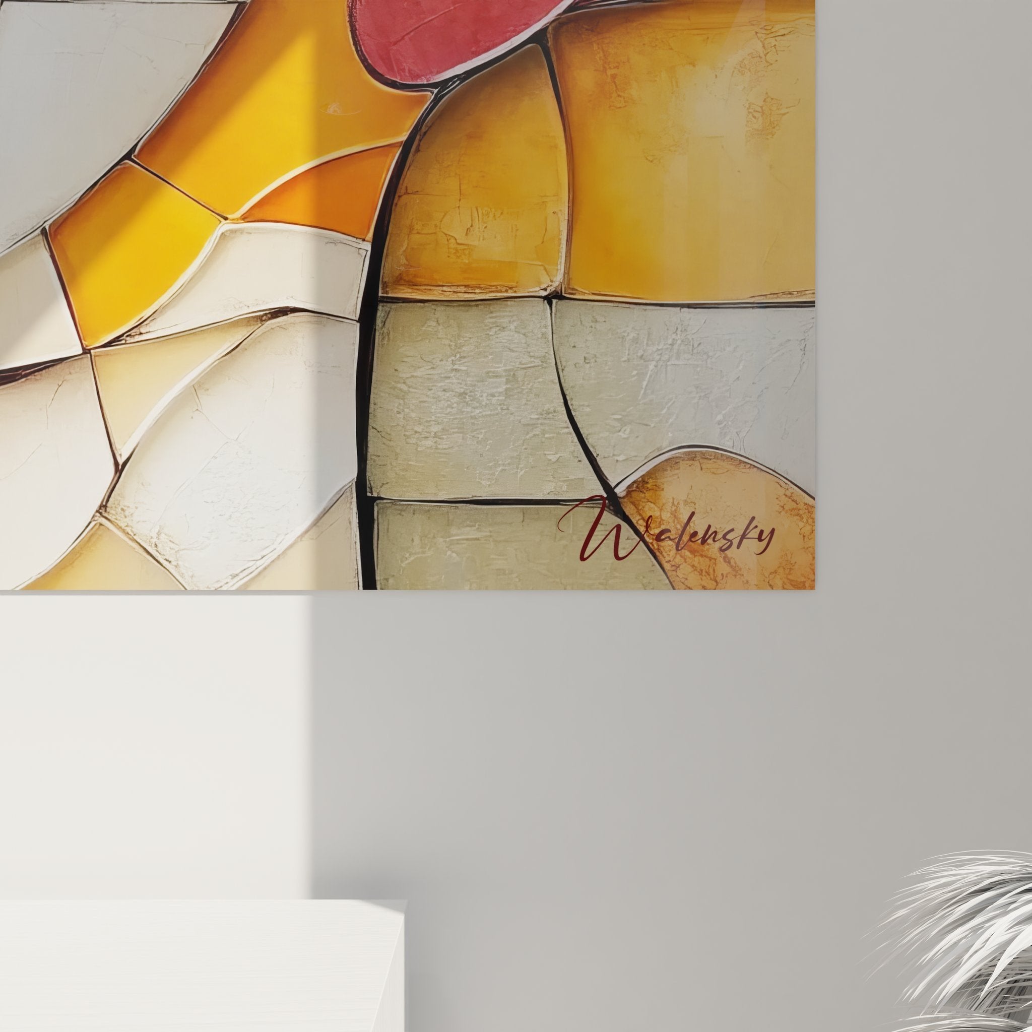 Gesamtansicht des modernen Glasmalerei Wandbildes mit geometrischen Formen und warmem Farbspektrum