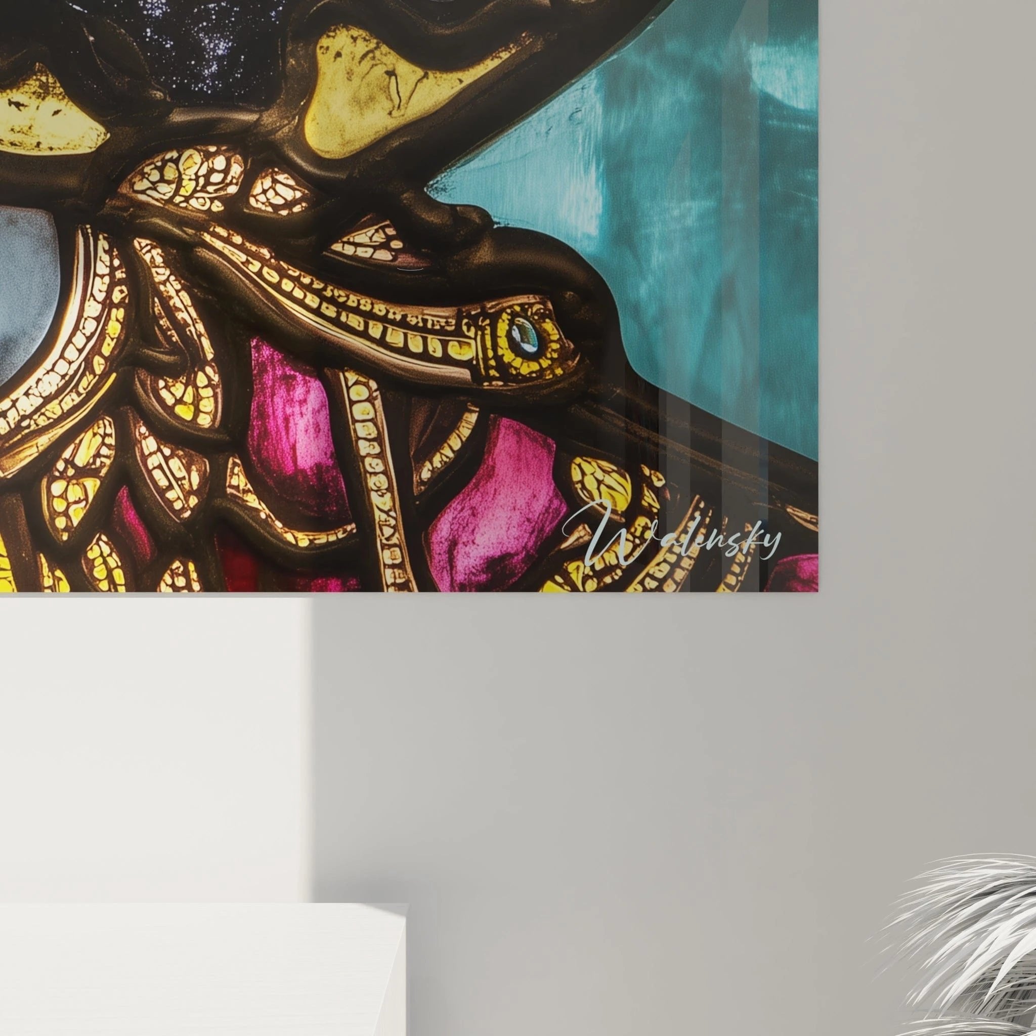 Gesamtansicht des Glasmalerei-Wandbildes mit hinduistischer Göttin in elegantem Tanz