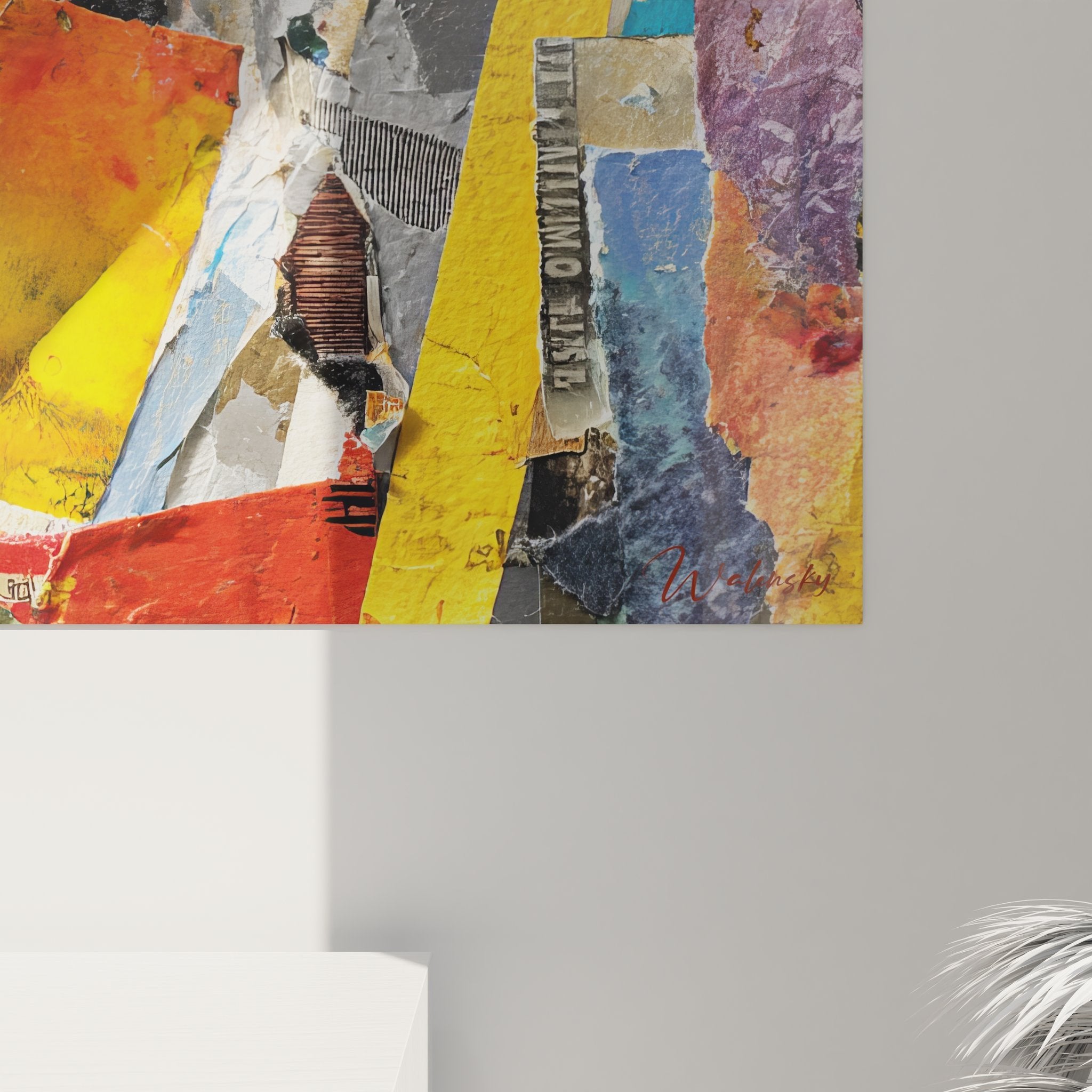 Gesamtansicht des horizontalen Collage-Wandbildes mit abstrakter Komposition aus bunten Materialien