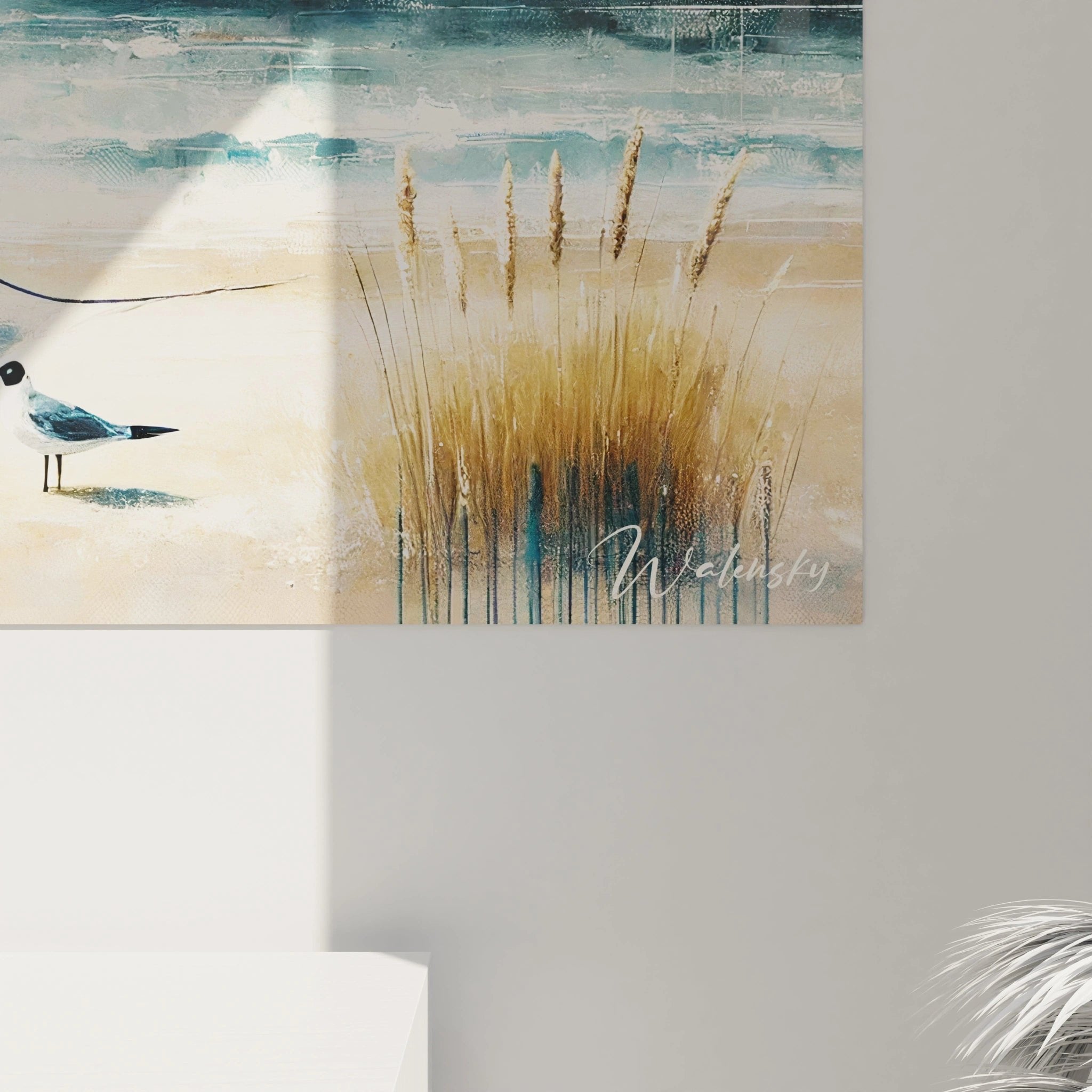 Gesamtansicht der Küstenszene mit Fischerboot, Sandstrand und bewölktem Himmel über der Bucht