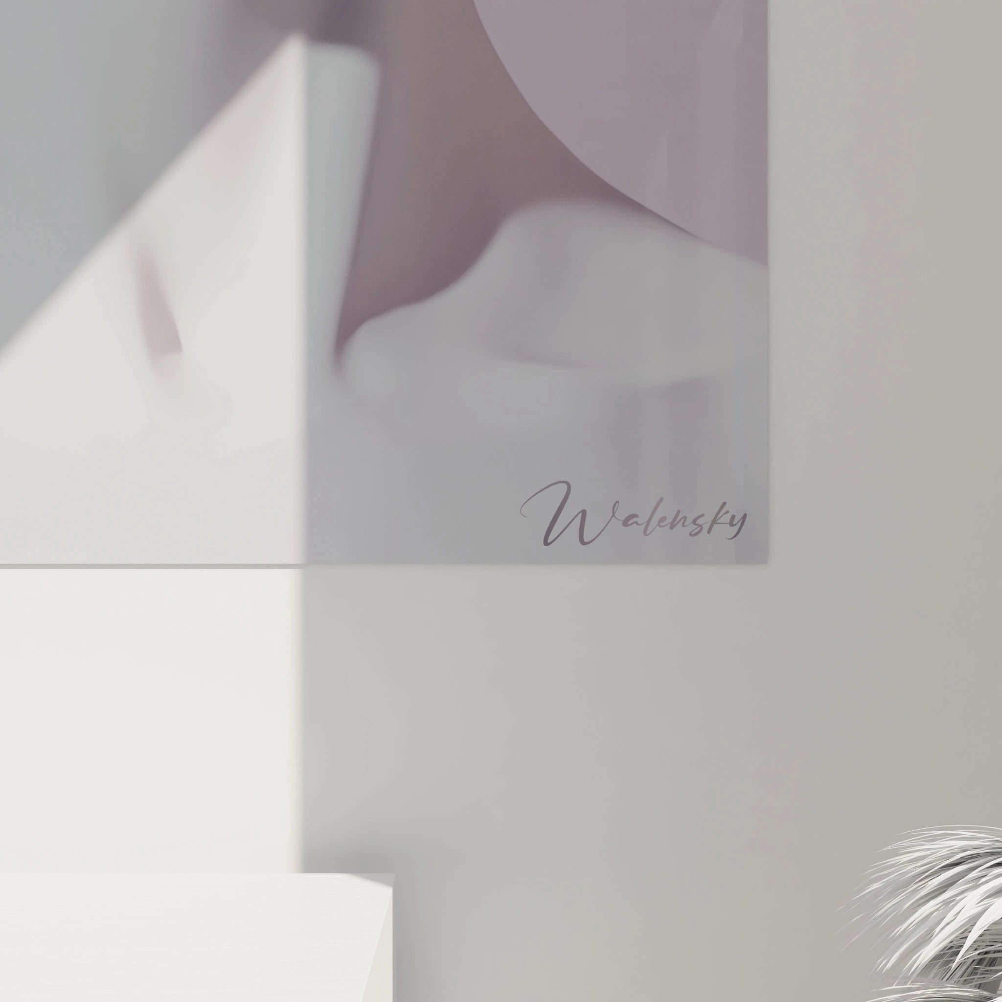 Gesamtansicht des Medusa Wandbildes mit rosa Hintergrund und klassischer Statuenästhetik