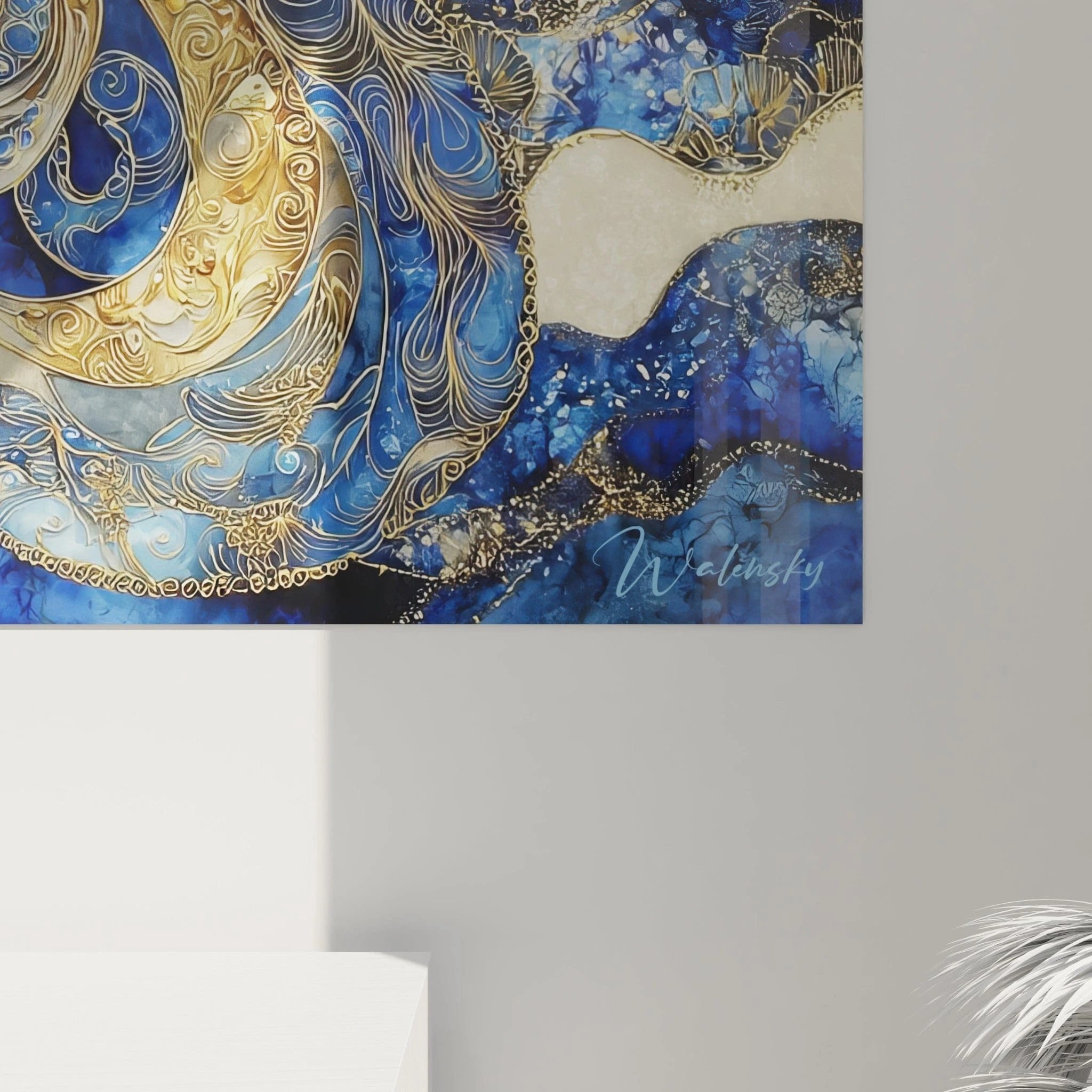 Gesamtansicht des luxuriösen Oktopus-Wandbildes in goldenen und blauen Farbtönen für moderne Wohnräume