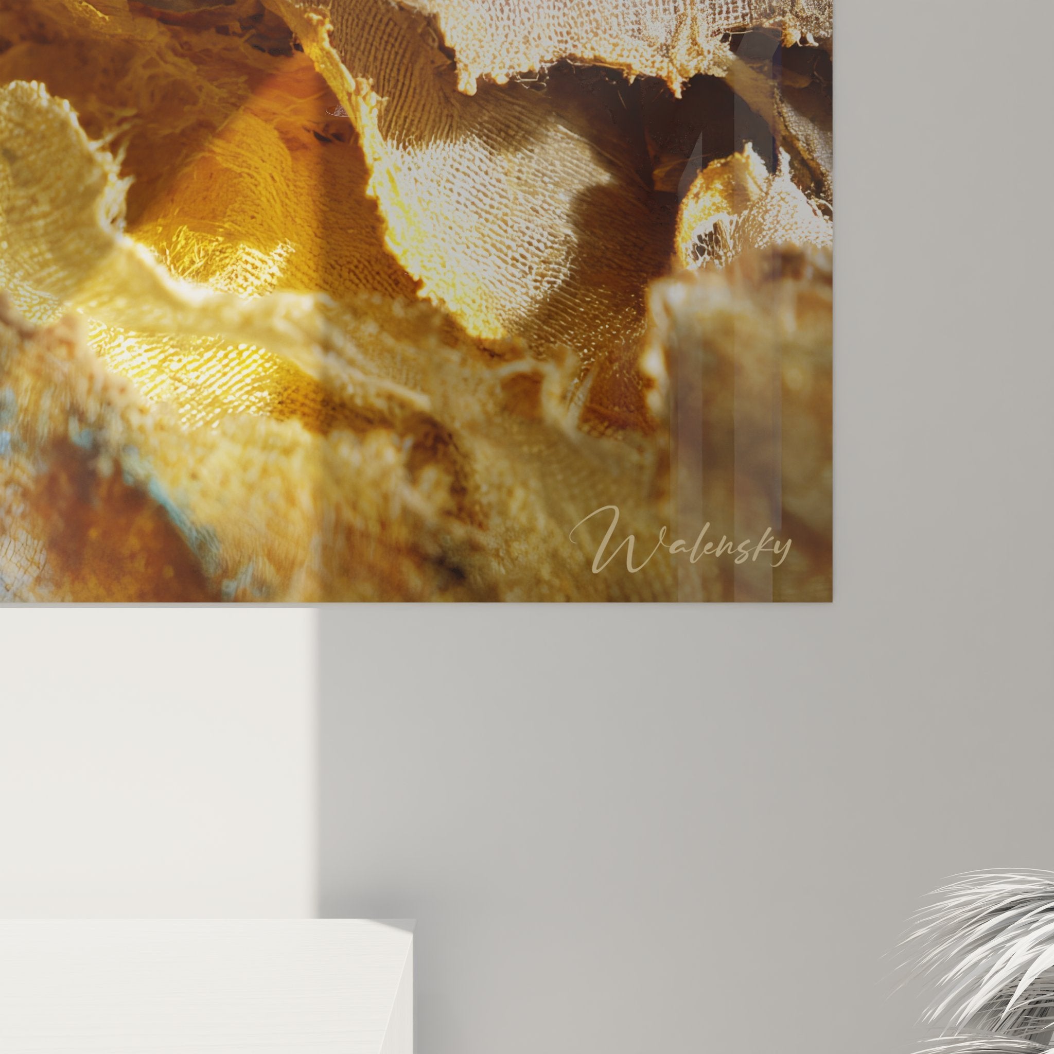 Gesamtansicht des modernen Wandbildes mit textiler Collage in warmen und kühlen Farbtönen