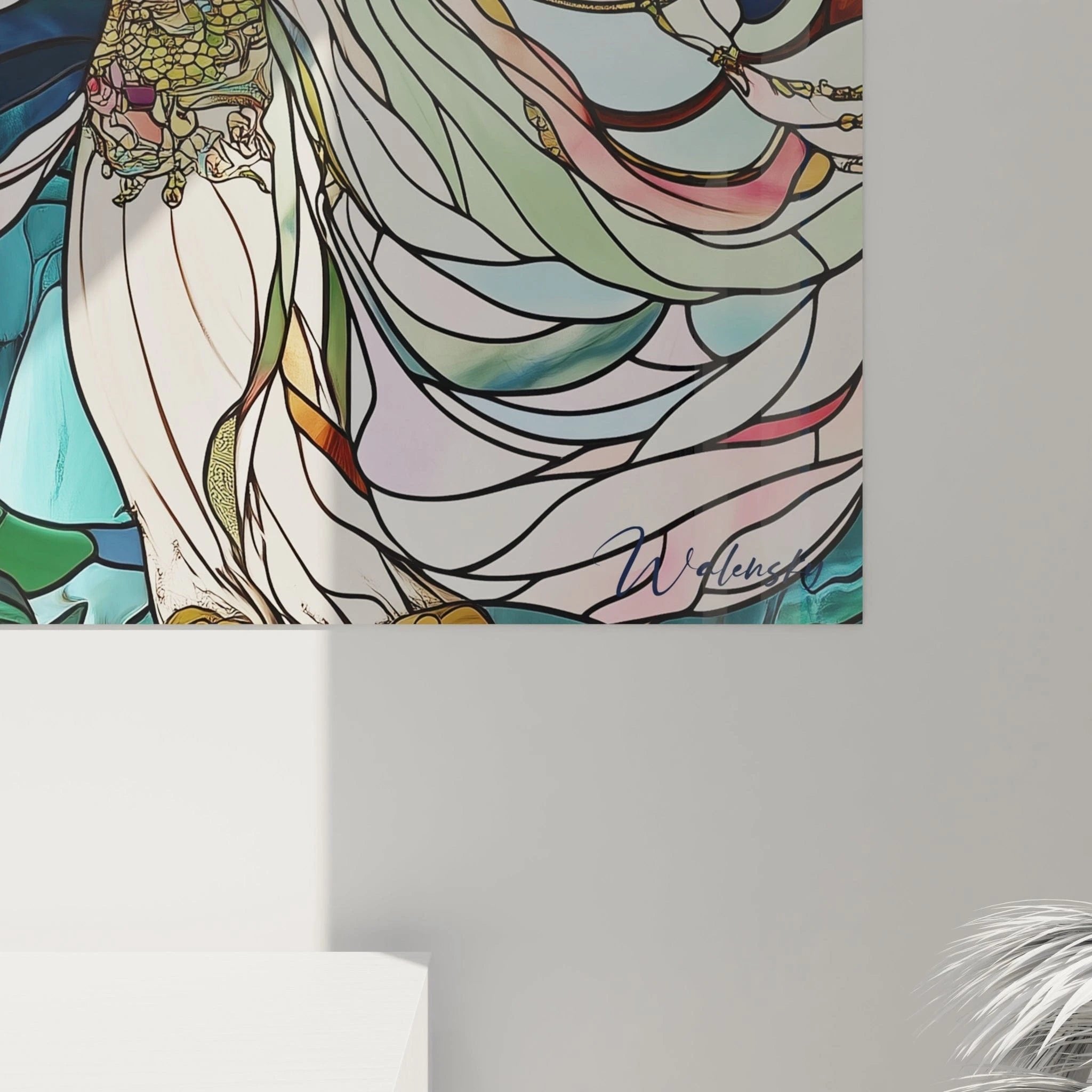 Gesamtansicht des Glasmalerei-Wandbildes mit himmlischer Göttin, Mondschein und stilisierter Berglandschaft