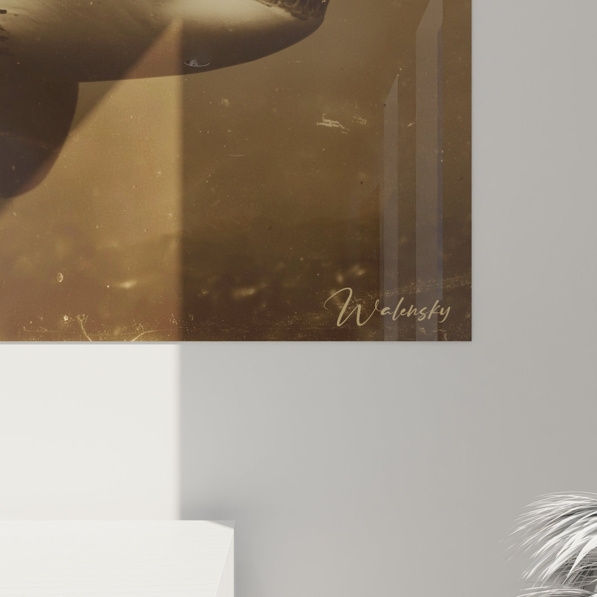 Gesamtansicht Megalodon Wandbild in goldenem Ambiente - urzeitlicher Hai in warmem Unterwasserlicht