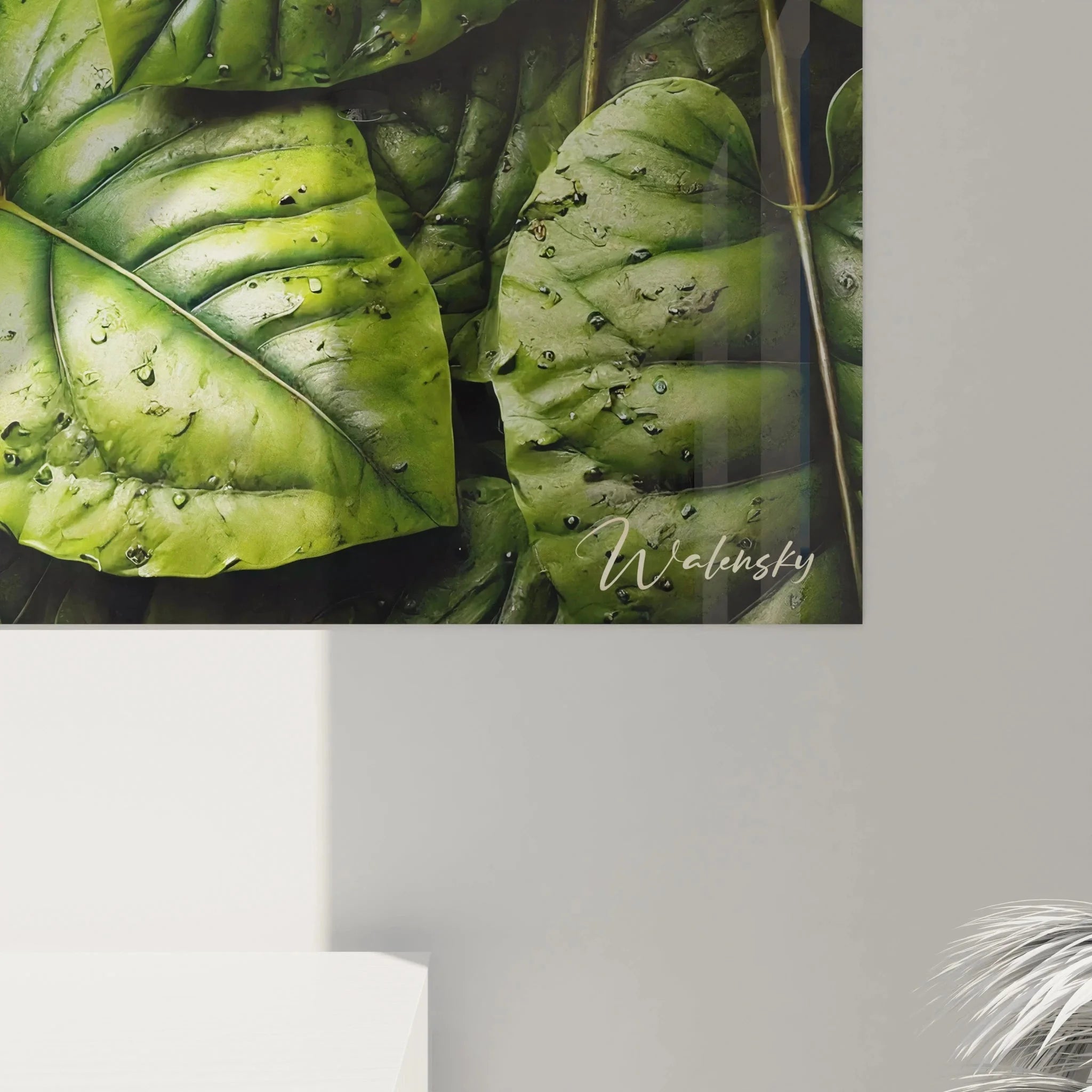 Gesamtansicht Waldtier Wandbild - Fuchs versteckt zwischen üppigen grünen Blättern mit Wassertropfen