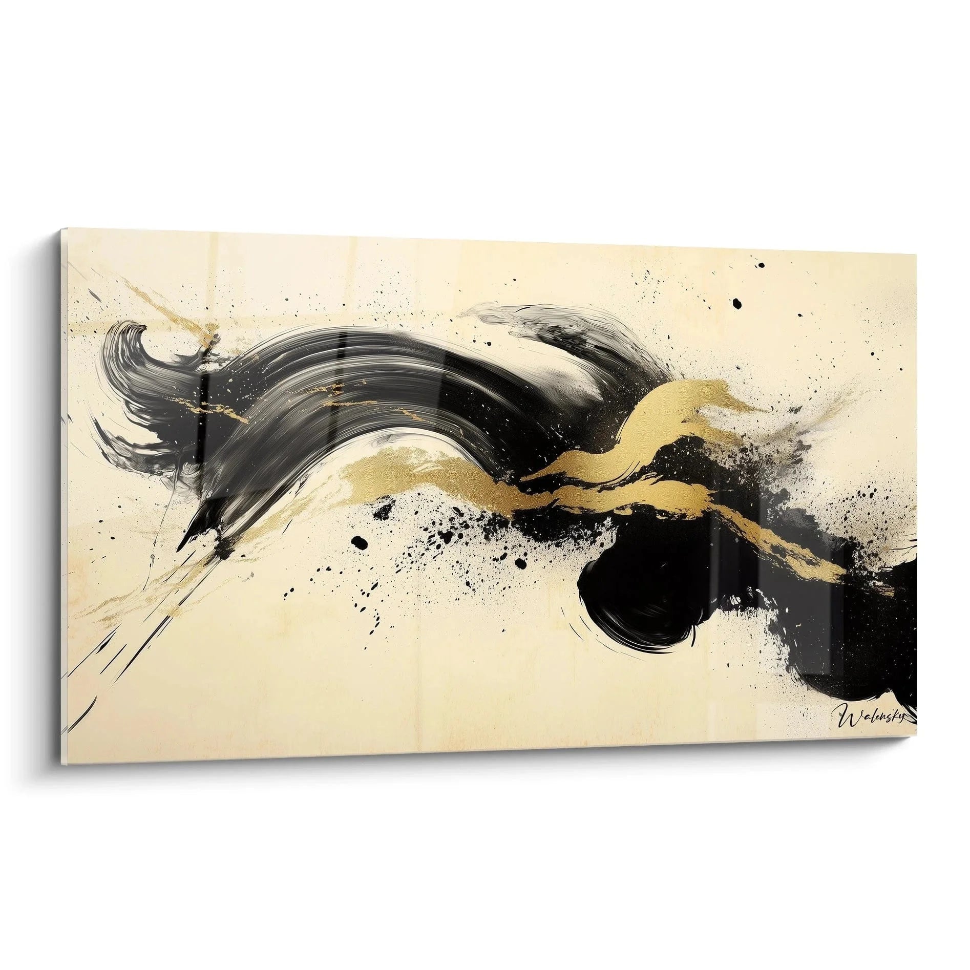 Abstraktes Wandbild mit schwarzen kalligrafischen Pinselstrichen und goldenen Akzenten auf cremefarbenem Grund