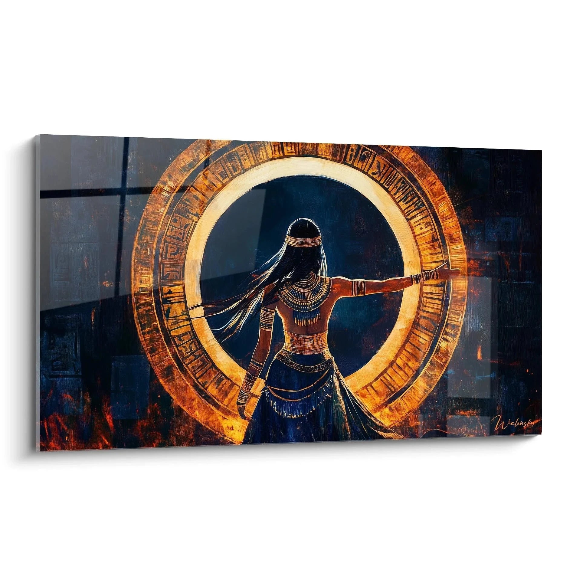 Wandbild ägyptische Göttin mit goldener Sonnenscheibe und Hieroglyphen in mystischer Tempelatmosphäre