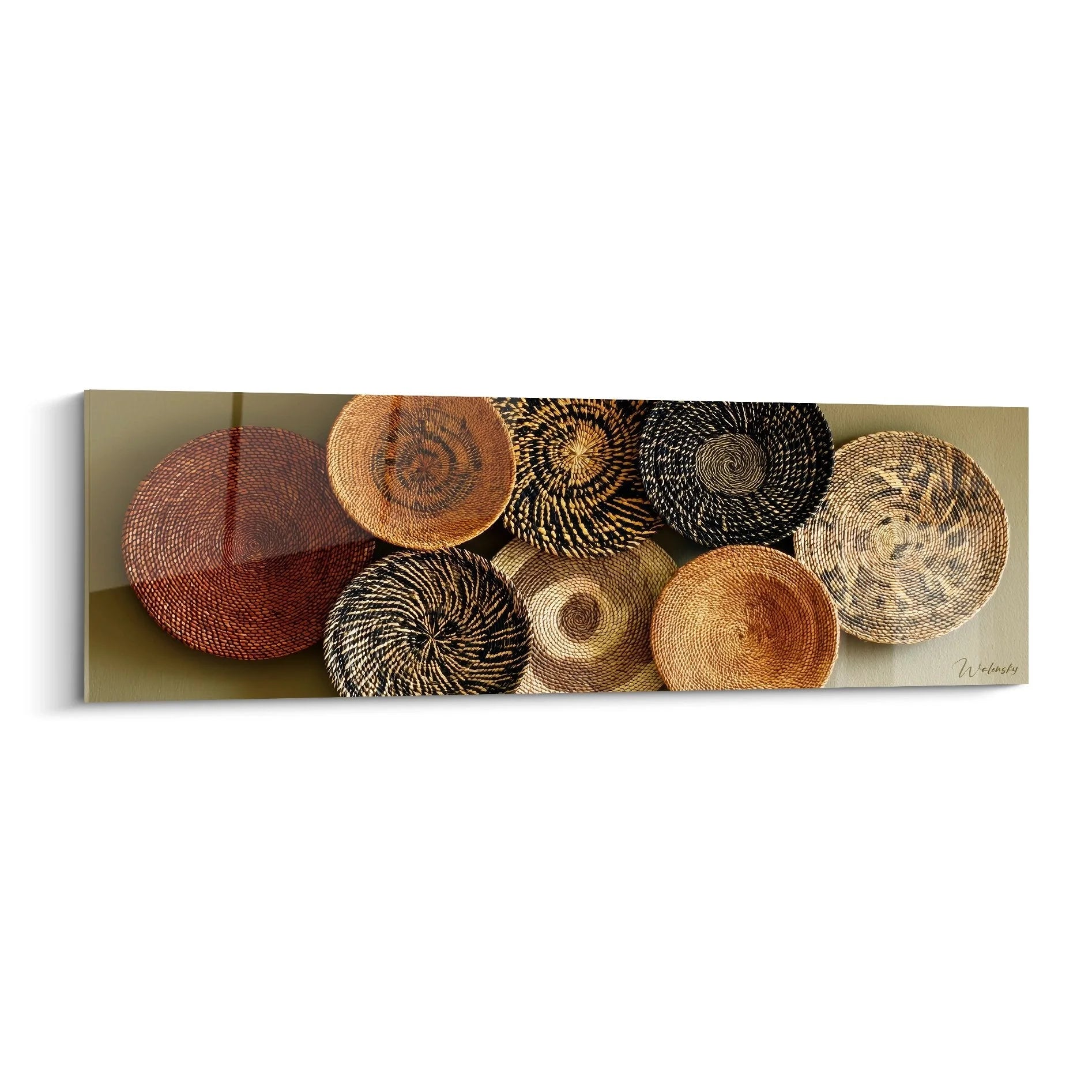 Wandbild mit acht traditionellen afrikanischen geflochtenen Körben in natürlichen Erdtönen und Spiralmustern