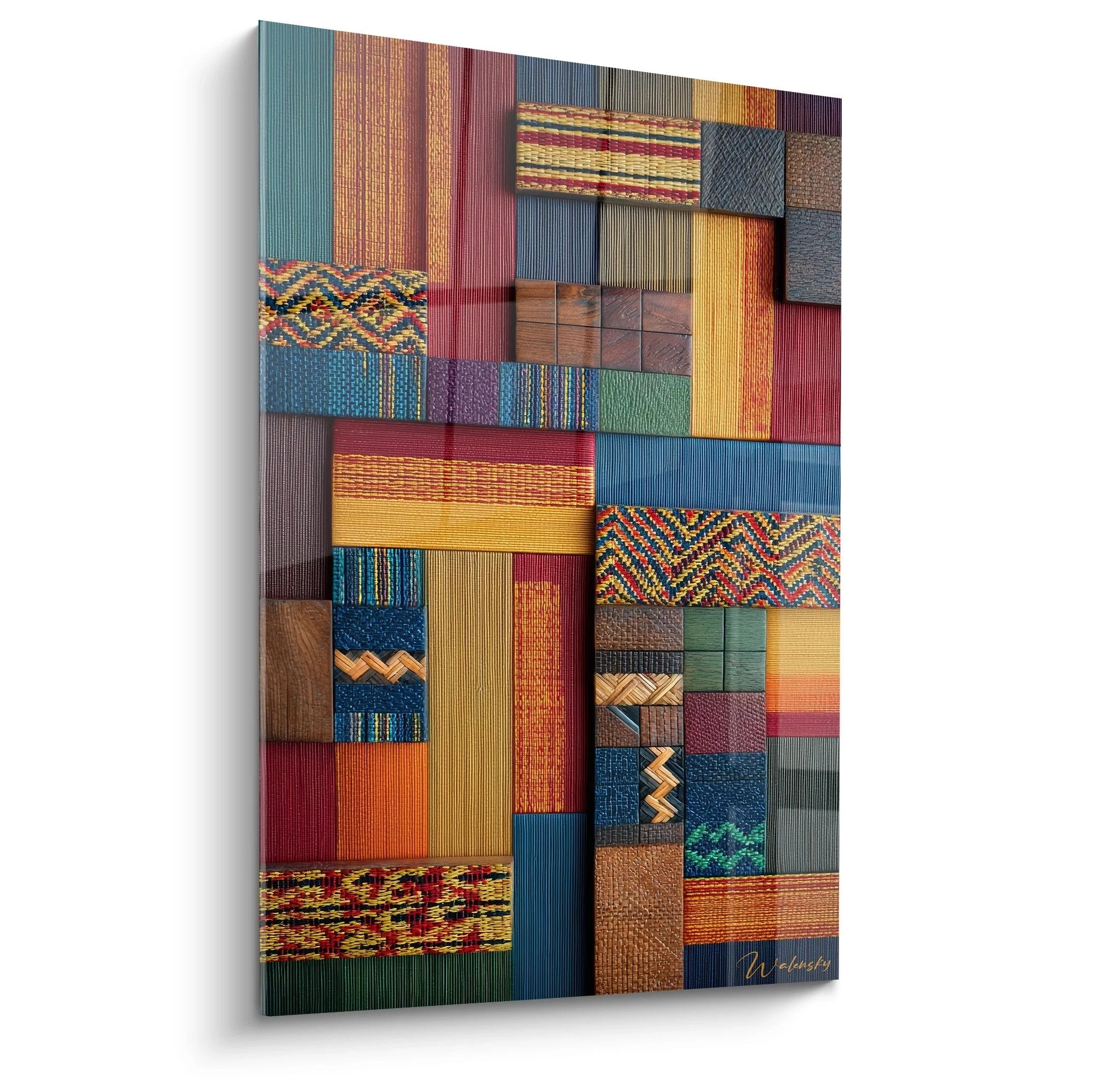 Wandbild mit bunter afrikanischer Textilcollage aus verschiedenen Stoffmustern und Holzelementen