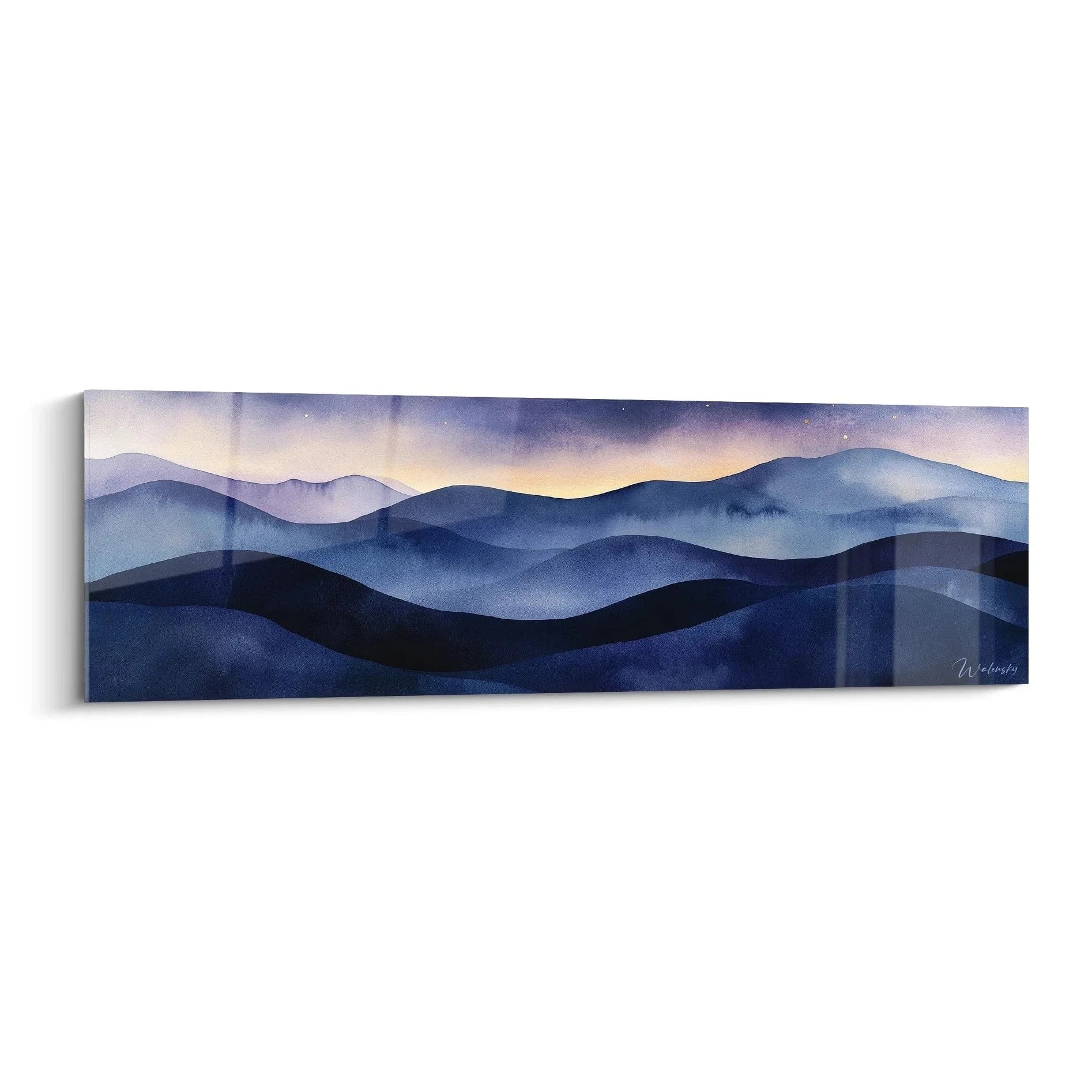Wandbild Berglandschaft mit nebelverhangenen blauen Gipfeln und Pastell-Himmel