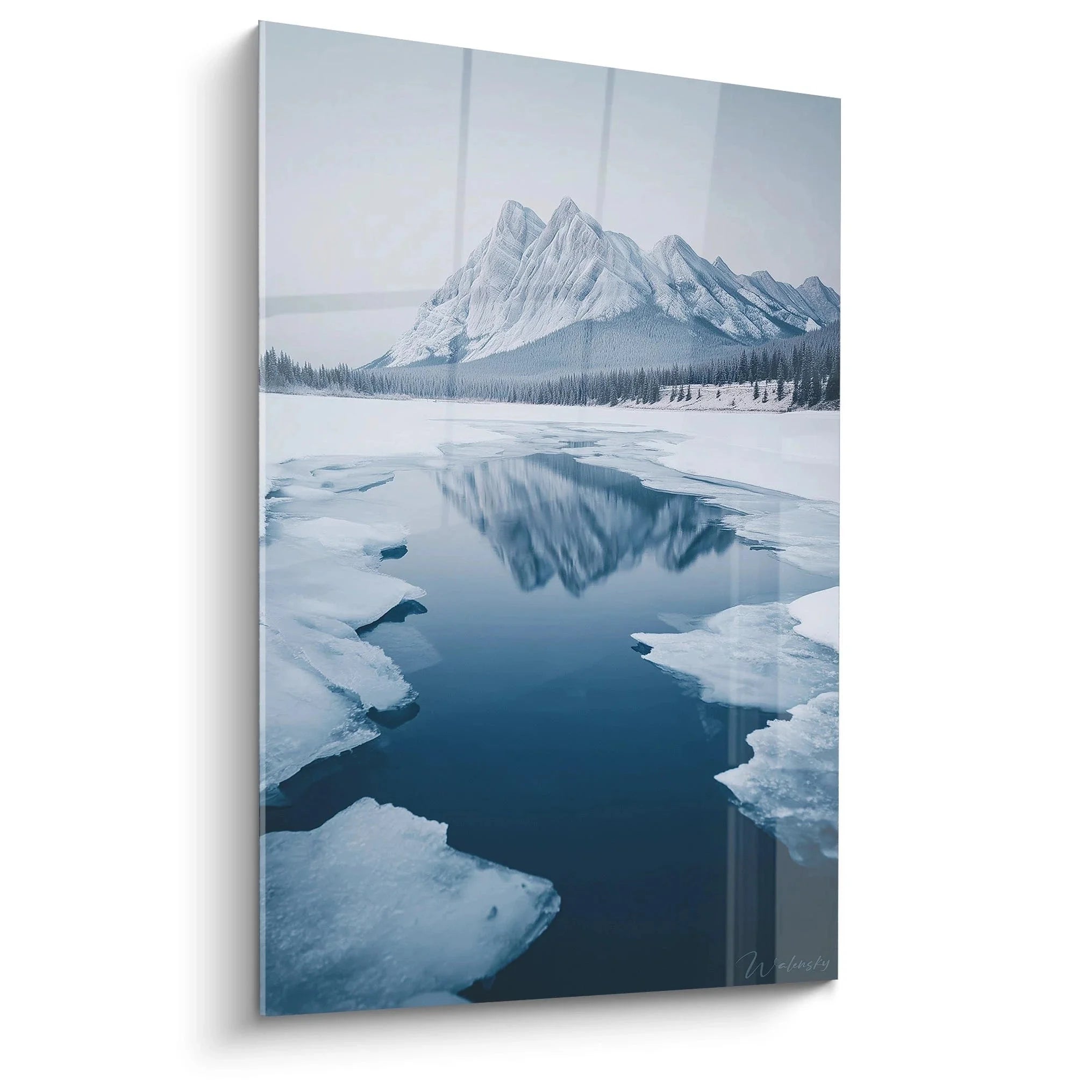 Wandbild Berglandschaft Winter mit eisigem Bergsee und majestätischer Bergspiegelung