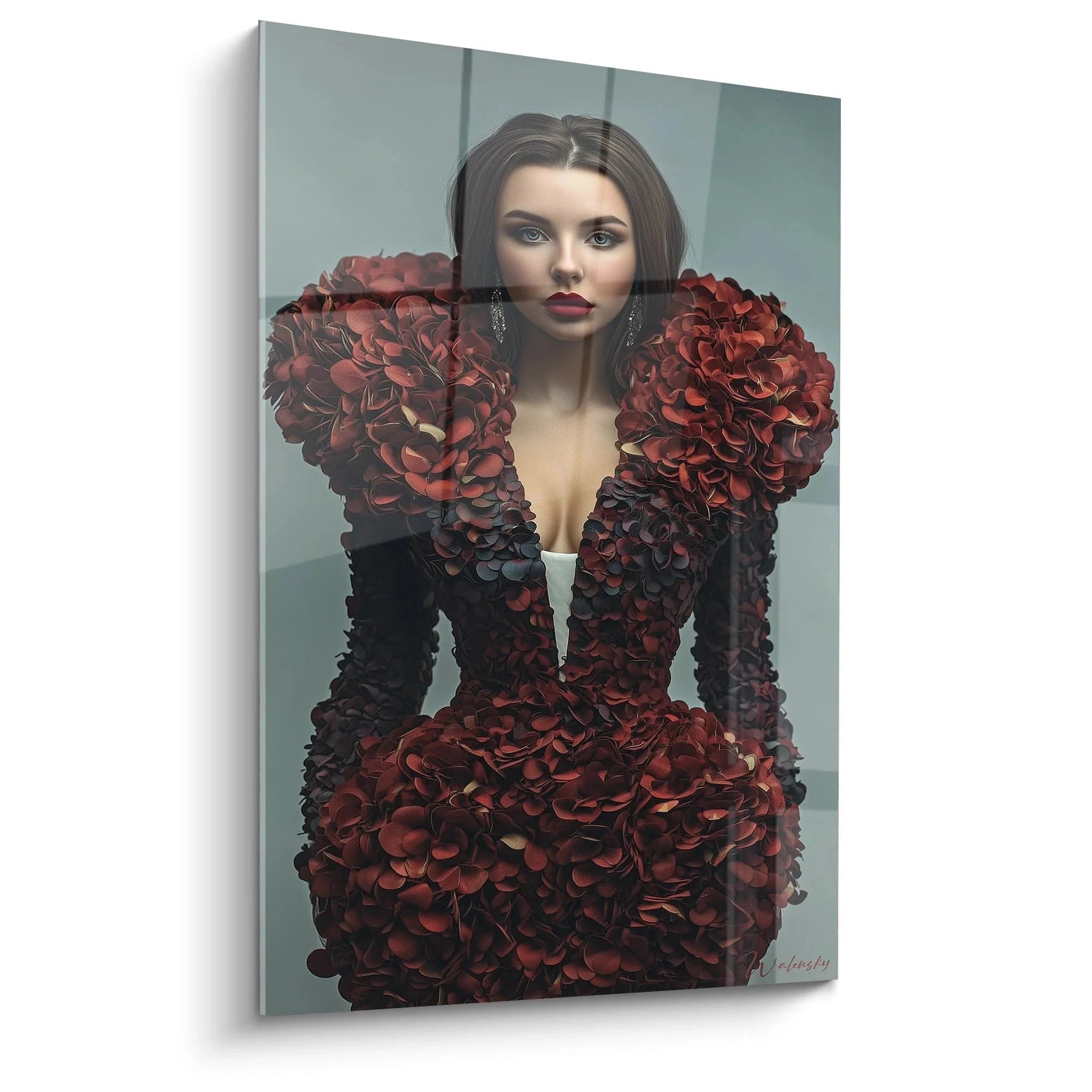 Luxuriöses Wandbild Blumenkleid Haute Couture mit floralen Elementen in Burgundertönen