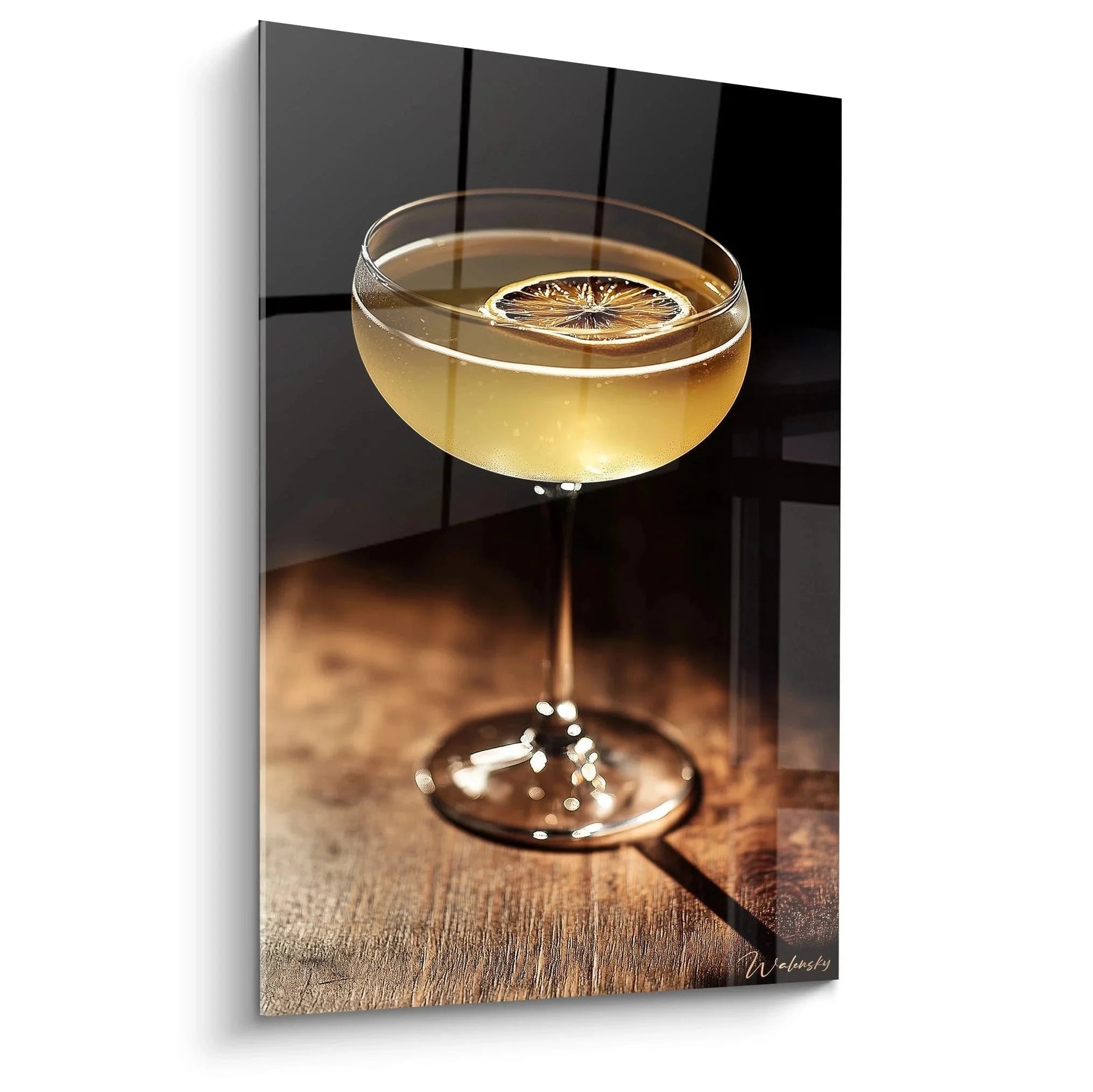 Wandbild Cocktail mit goldenem Drink und Zitrusscheibe auf Holztisch - elegante Bar Wanddekoration