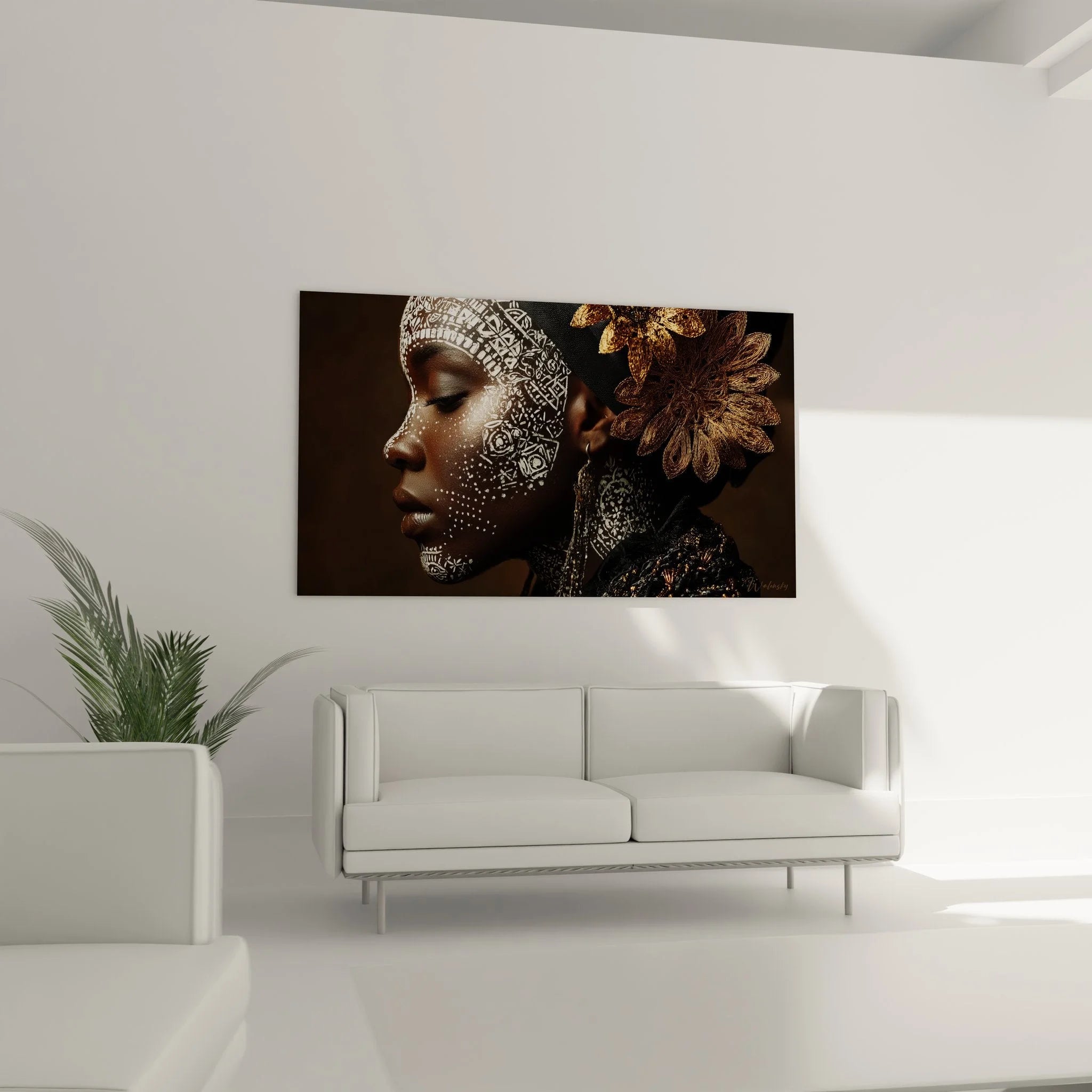 Detailaufnahme Wandbild: goldene Blütenverzierungen und weiße Stammesmuster auf afrikanischem Frauengesicht